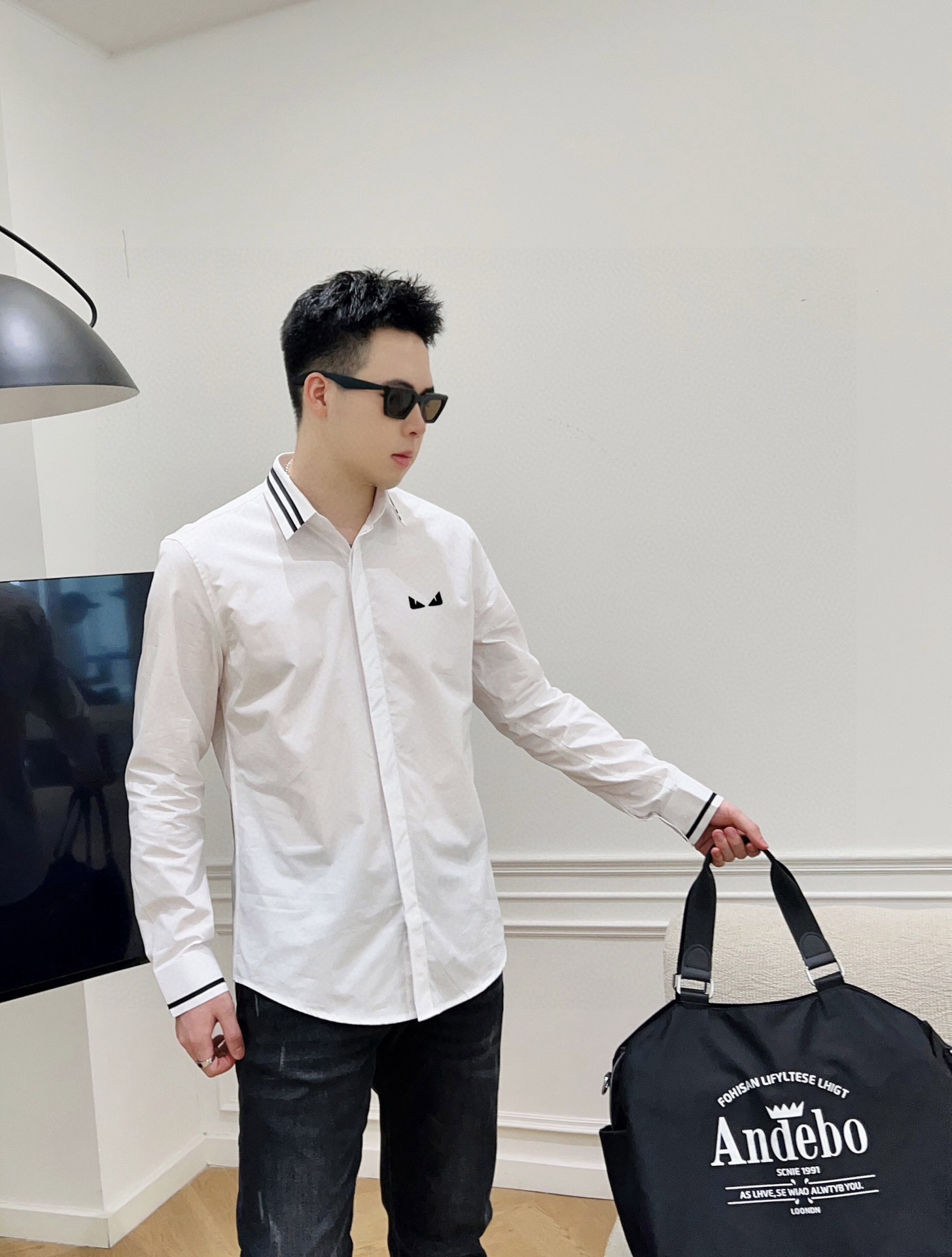 ￼ ￼ ￼ ￼ ￼ ￼ ￼ ￼ 芬迪 专柜最新春款男士必备款衬衫，100%天然棉，舒服透气，原单狠货，原