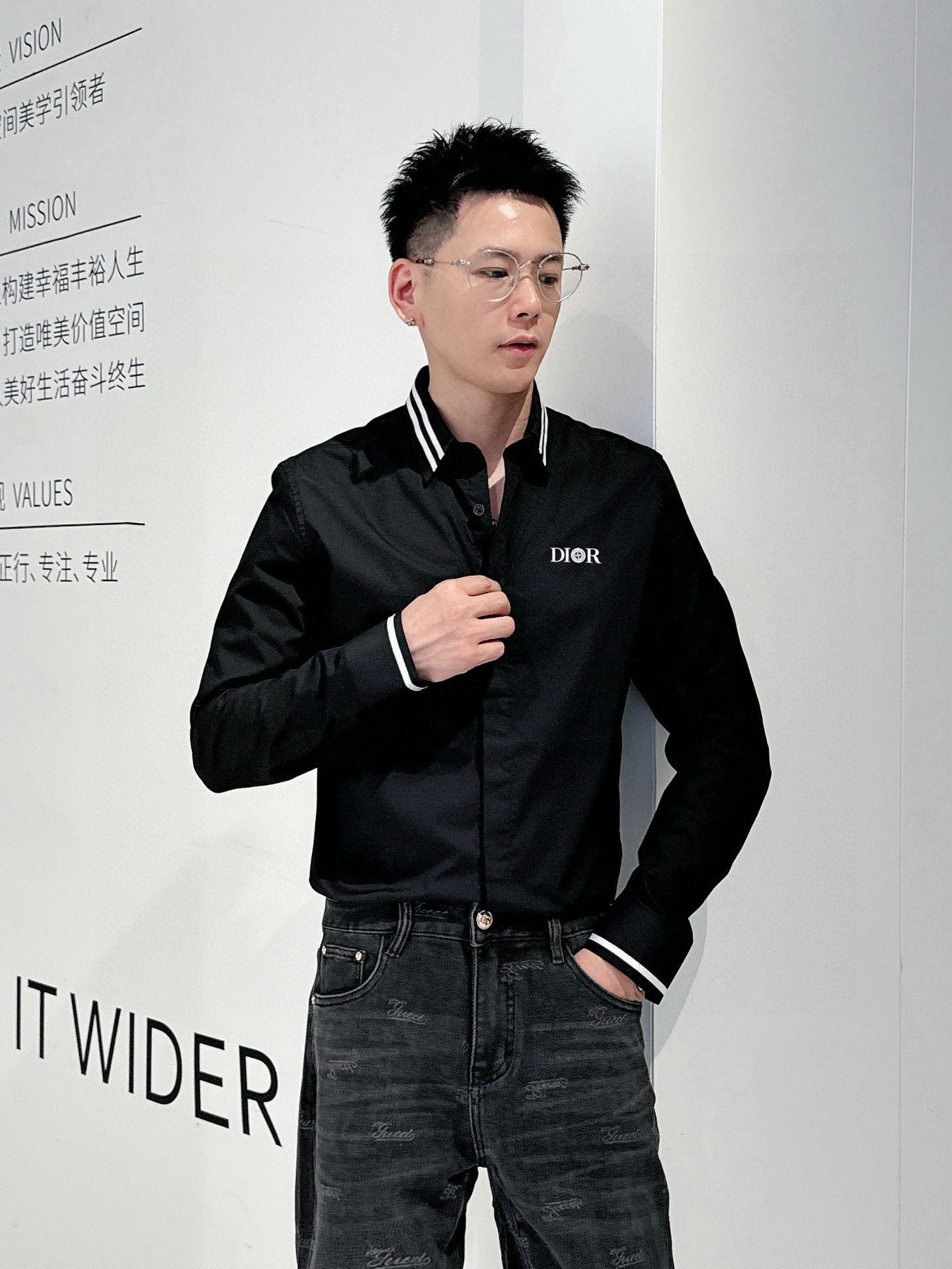 ￼ ￼ ￼ ￼ ￼ ￼ ￼ ￼ 迪奥 专柜最新春款男士必备款衬衫，100%天然棉，舒服透气，原单狠货，原