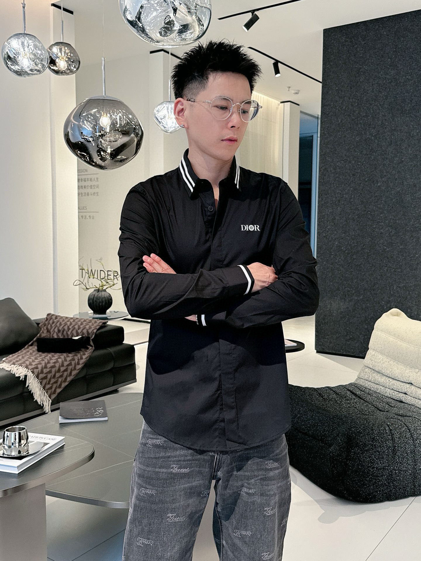 ￼ ￼ ￼ ￼ ￼ ￼ ￼ ￼ 迪奥 专柜最新春款男士必备款衬衫，100%天然棉，舒服透气，原单狠货，原