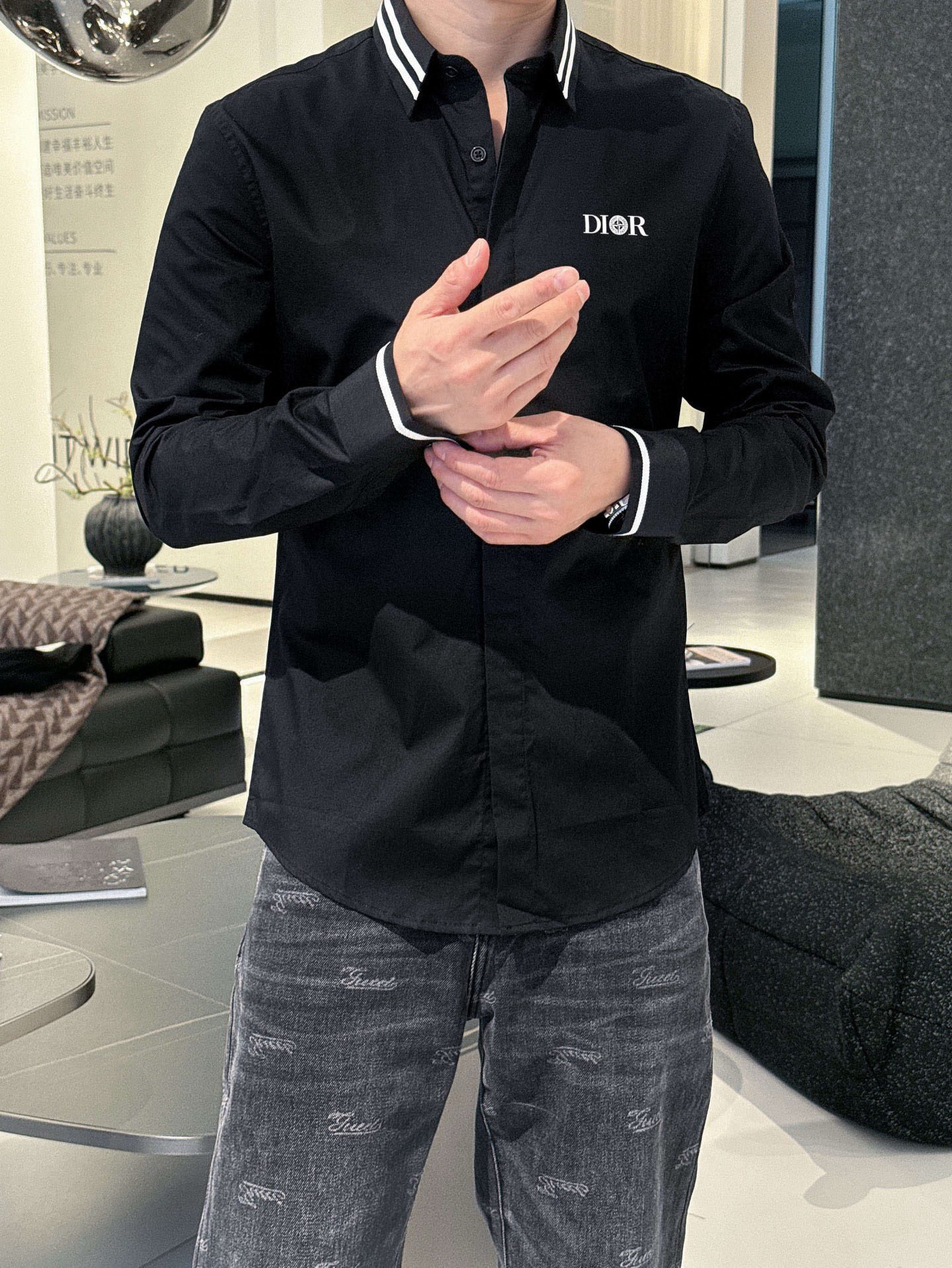 ￼ ￼ ￼ ￼ ￼ ￼ ￼ ￼ 迪奥 专柜最新春款男士必备款衬衫，100%天然棉，舒服透气，原单狠货，原