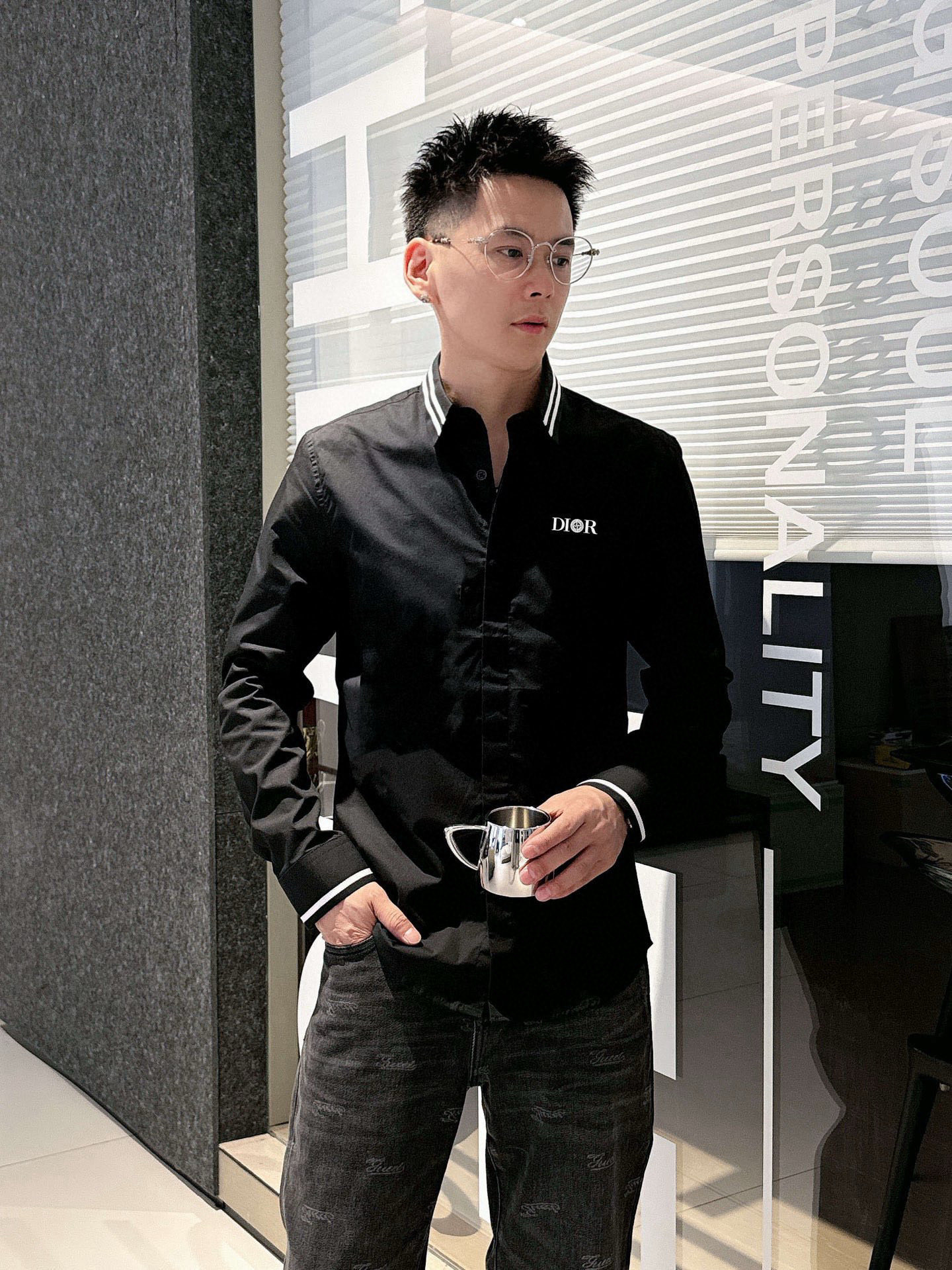 ￼ ￼ ￼ ￼ ￼ ￼ ￼ ￼ 迪奥 专柜最新春款男士必备款衬衫，100%天然棉，舒服透气，原单狠货，原