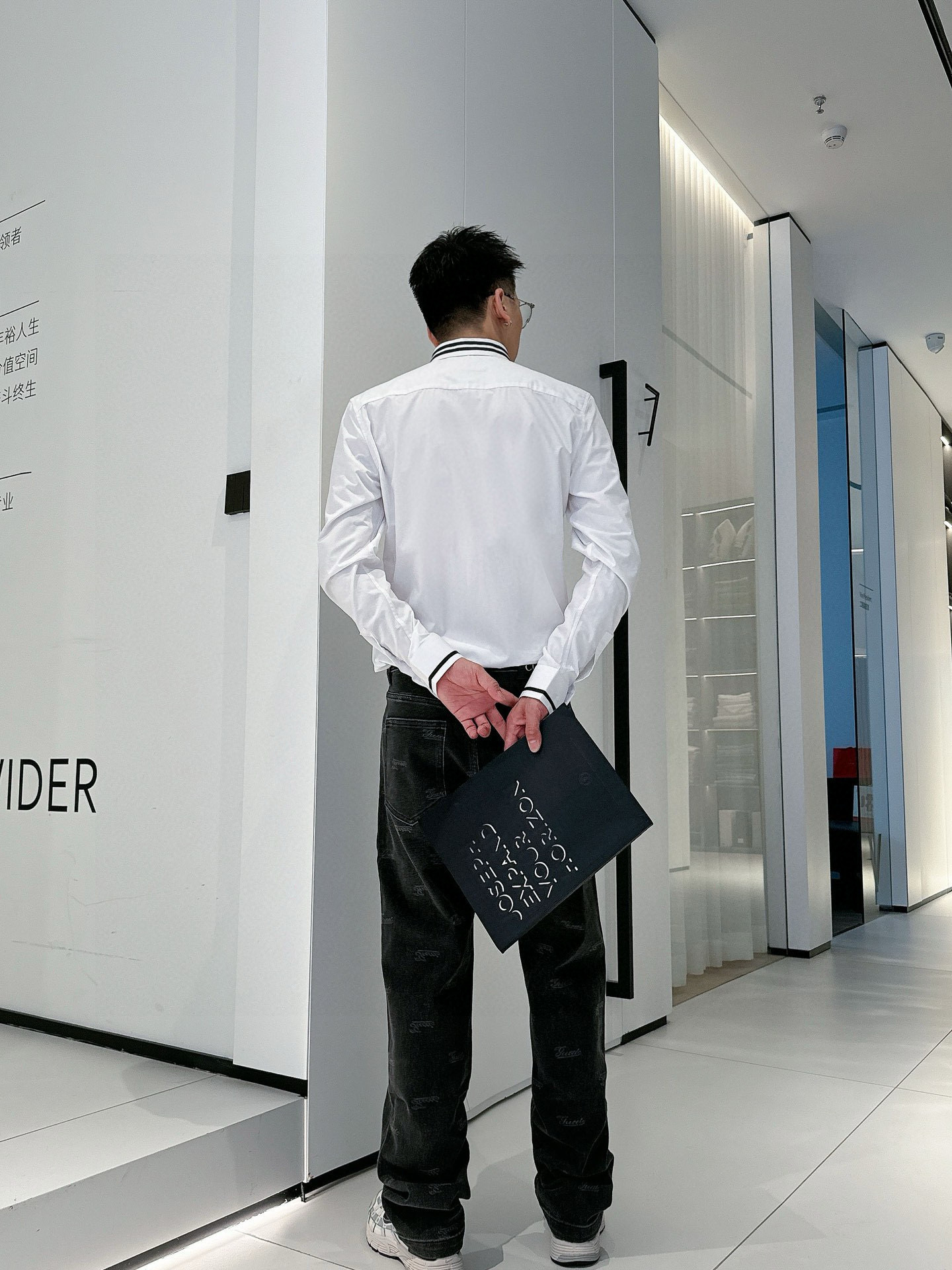 ￼ ￼ ￼ ￼ ￼ ￼ ￼ ￼ 迪奥 专柜最新春款男士必备款衬衫，100%天然棉，舒服透气，原单狠货，原