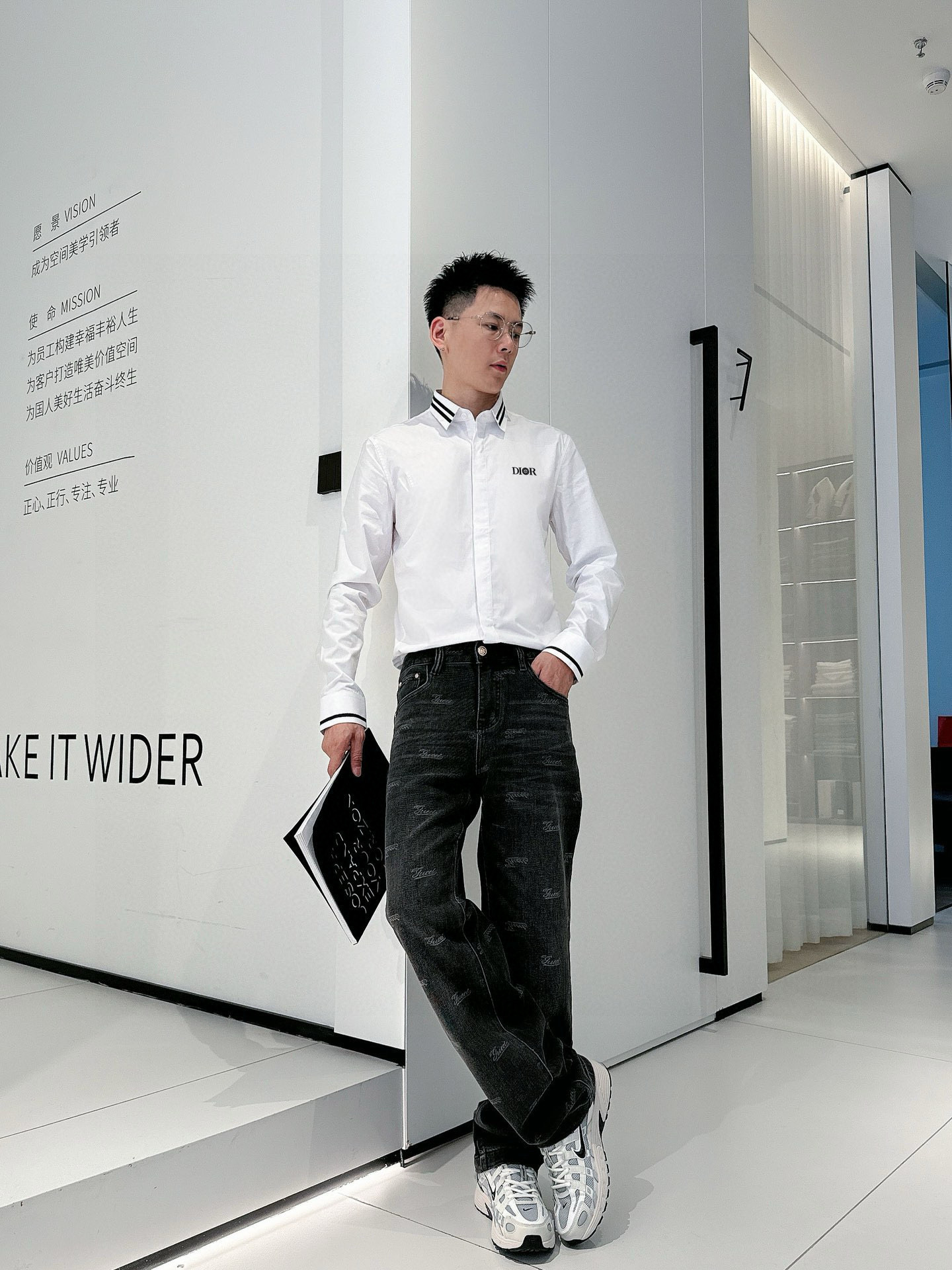 ￼ ￼ ￼ ￼ ￼ ￼ ￼ ￼ 迪奥 专柜最新春款男士必备款衬衫，100%天然棉，舒服透气，原单狠货，原