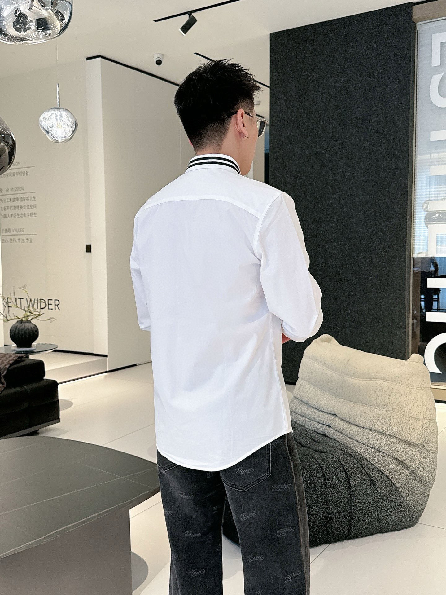 ￼ ￼ ￼ ￼ ￼ ￼ ￼ ￼ 迪奥 专柜最新春款男士必备款衬衫，100%天然棉，舒服透气，原单狠货，原