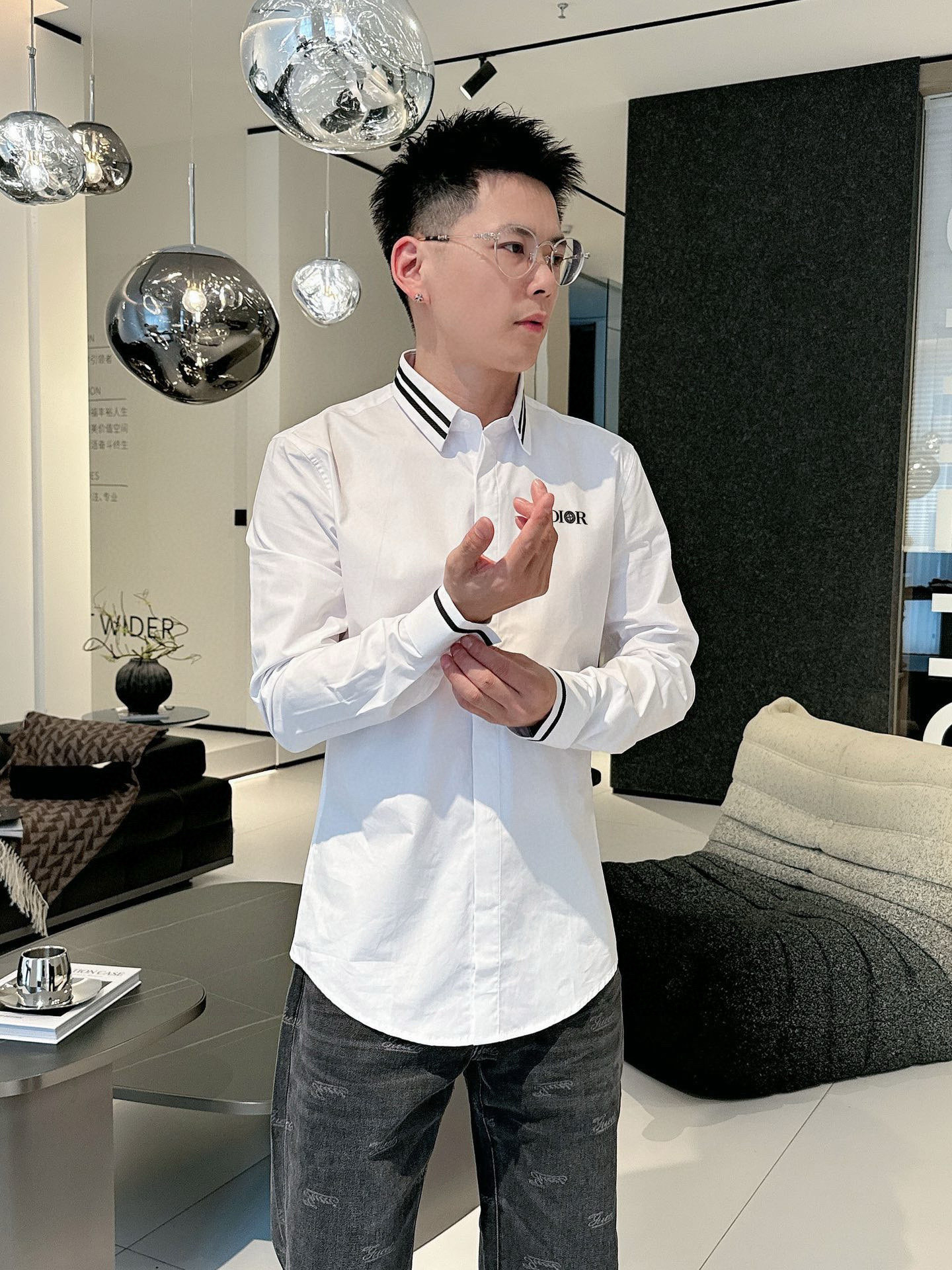 ￼ ￼ ￼ ￼ ￼ ￼ ￼ ￼ 迪奥 专柜最新春款男士必备款衬衫，100%天然棉，舒服透气，原单狠货，原