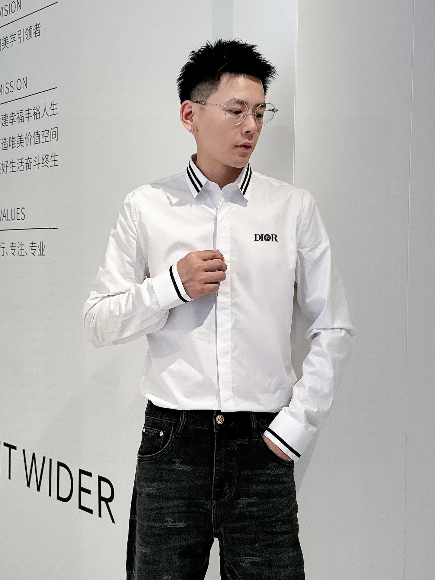 ￼ ￼ ￼ ￼ ￼ ￼ ￼ ￼ 迪奥 专柜最新春款男士必备款衬衫，100%天然棉，舒服透气，原单狠货，原