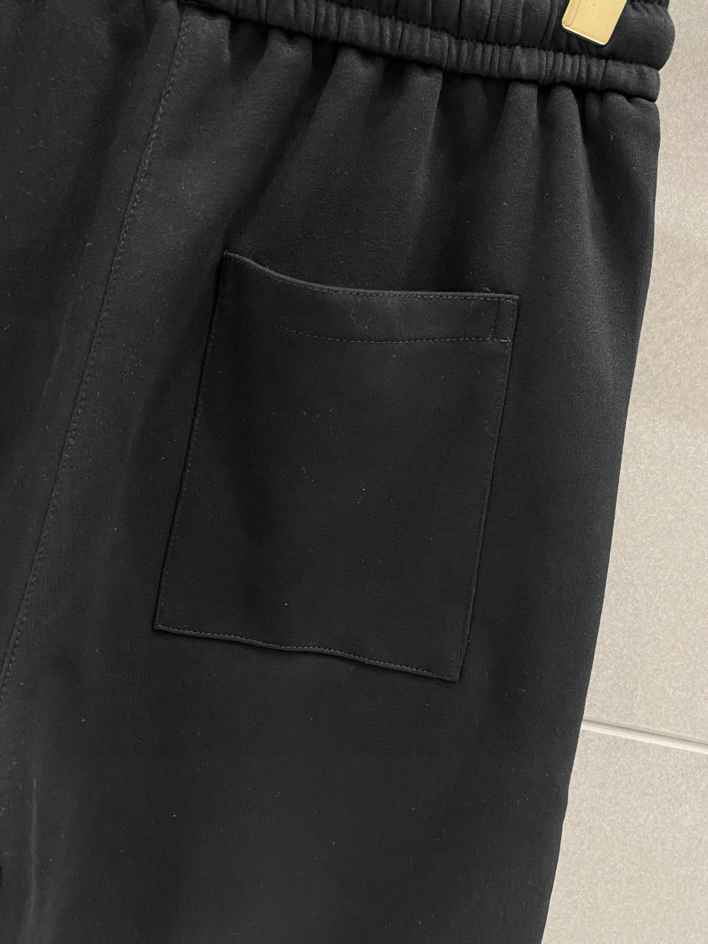 ￼ ￼ ￼ ￼ 芬迪 春夏新款短裤 这款极简表达现代态度。面布63.1%棉36.9聚酯倩维 超薄复合面料