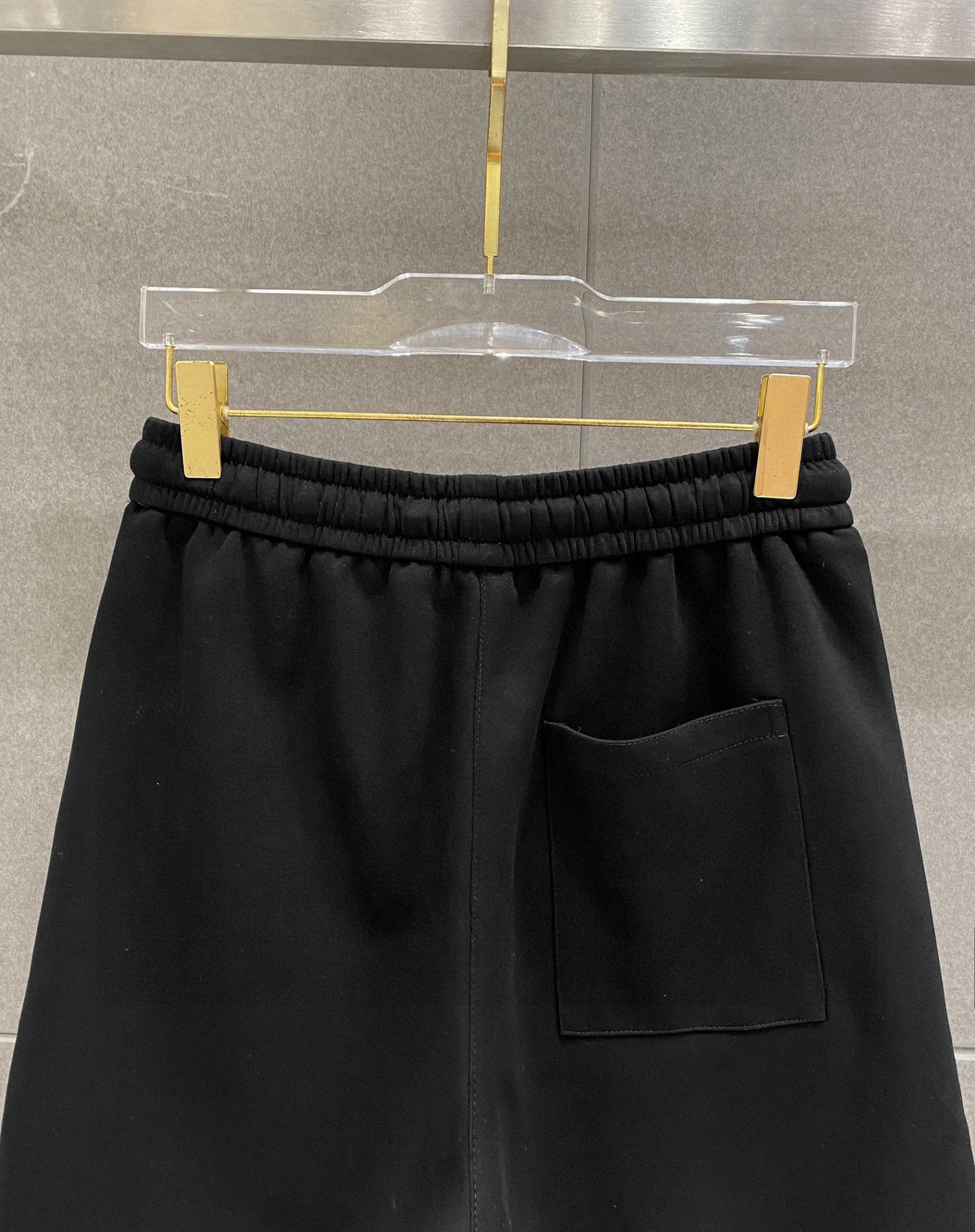 ￼ ￼ ￼ ￼ 芬迪 春夏新款短裤 这款极简表达现代态度。面布63.1%棉36.9聚酯倩维 超薄复合面料