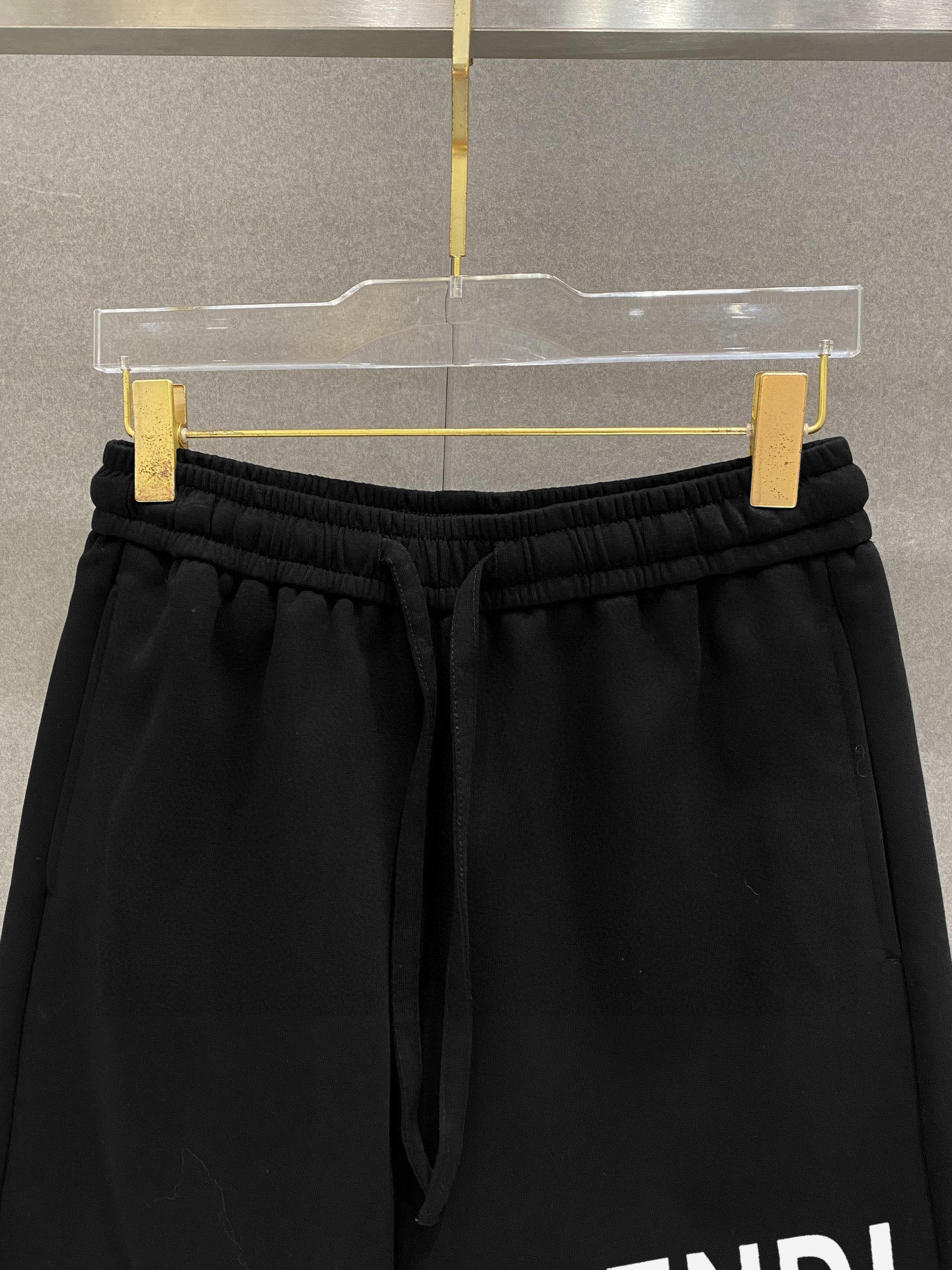 ￼ ￼ ￼ ￼ 芬迪 春夏新款短裤 这款极简表达现代态度。面布63.1%棉36.9聚酯倩维 超薄复合面料