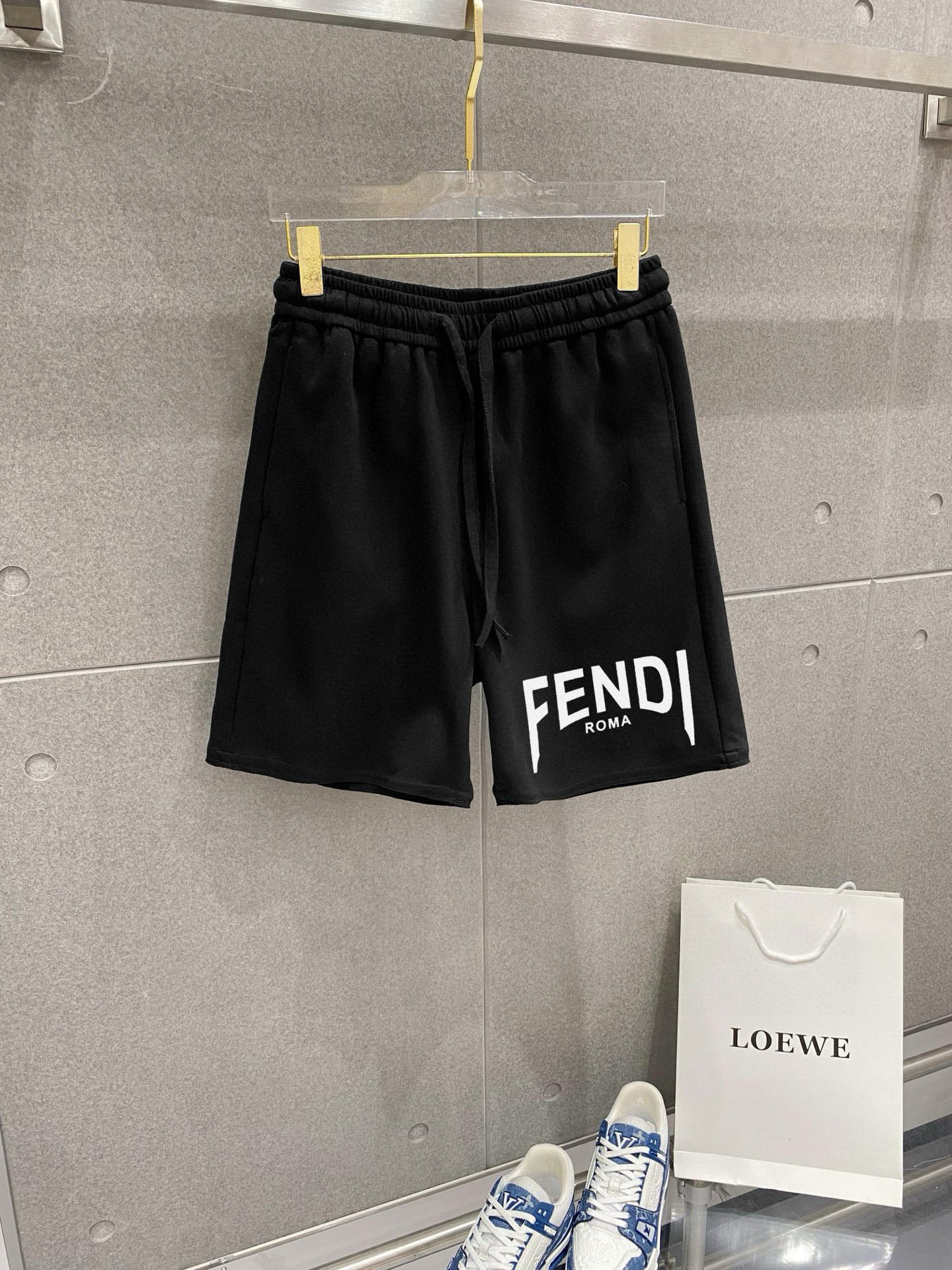 ￼ ￼ ￼ ￼ 芬迪 春夏新款短裤 这款极简表达现代态度。面布63.1%棉36.9聚酯倩维 超薄复合面料