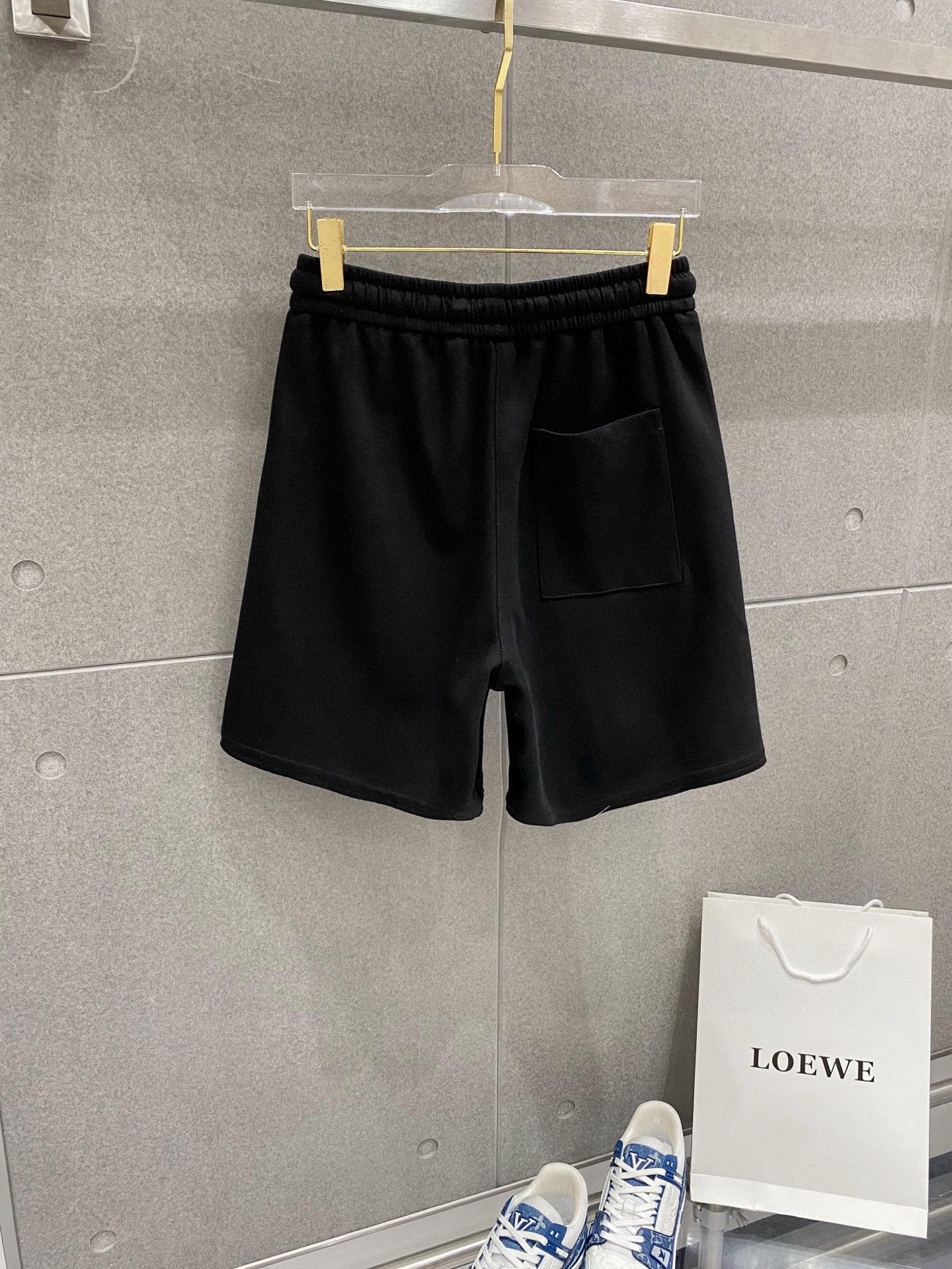 ￼ ￼ ￼ ￼ 芬迪 春夏新款短裤 这款极简表达现代态度。面布63.1%棉36.9聚酯倩维 超薄复合面料