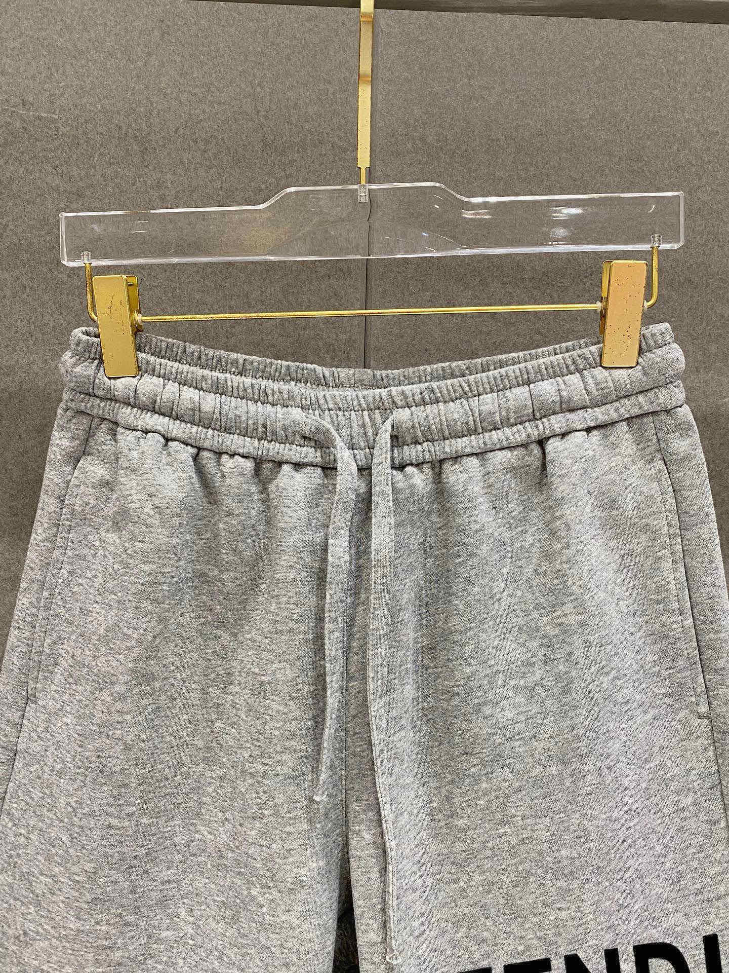 ￼ ￼ ￼ ￼ 芬迪 春夏新款短裤 这款极简表达现代态度。面布63.1%棉36.9聚酯倩维 超薄复合面料