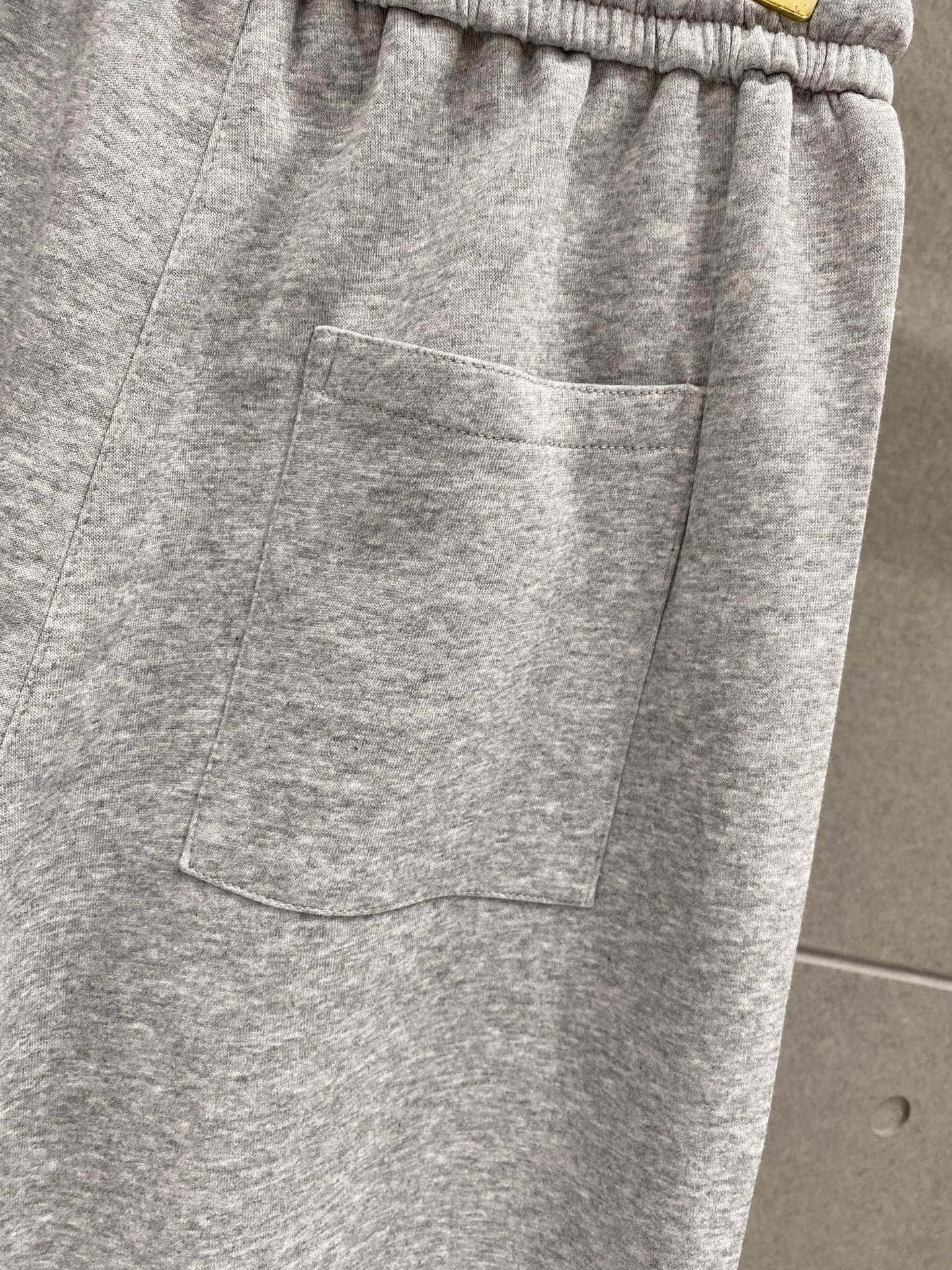 ￼ ￼ ￼ ￼ 芬迪 春夏新款短裤 这款极简表达现代态度。面布63.1%棉36.9聚酯倩维 超薄复合面料