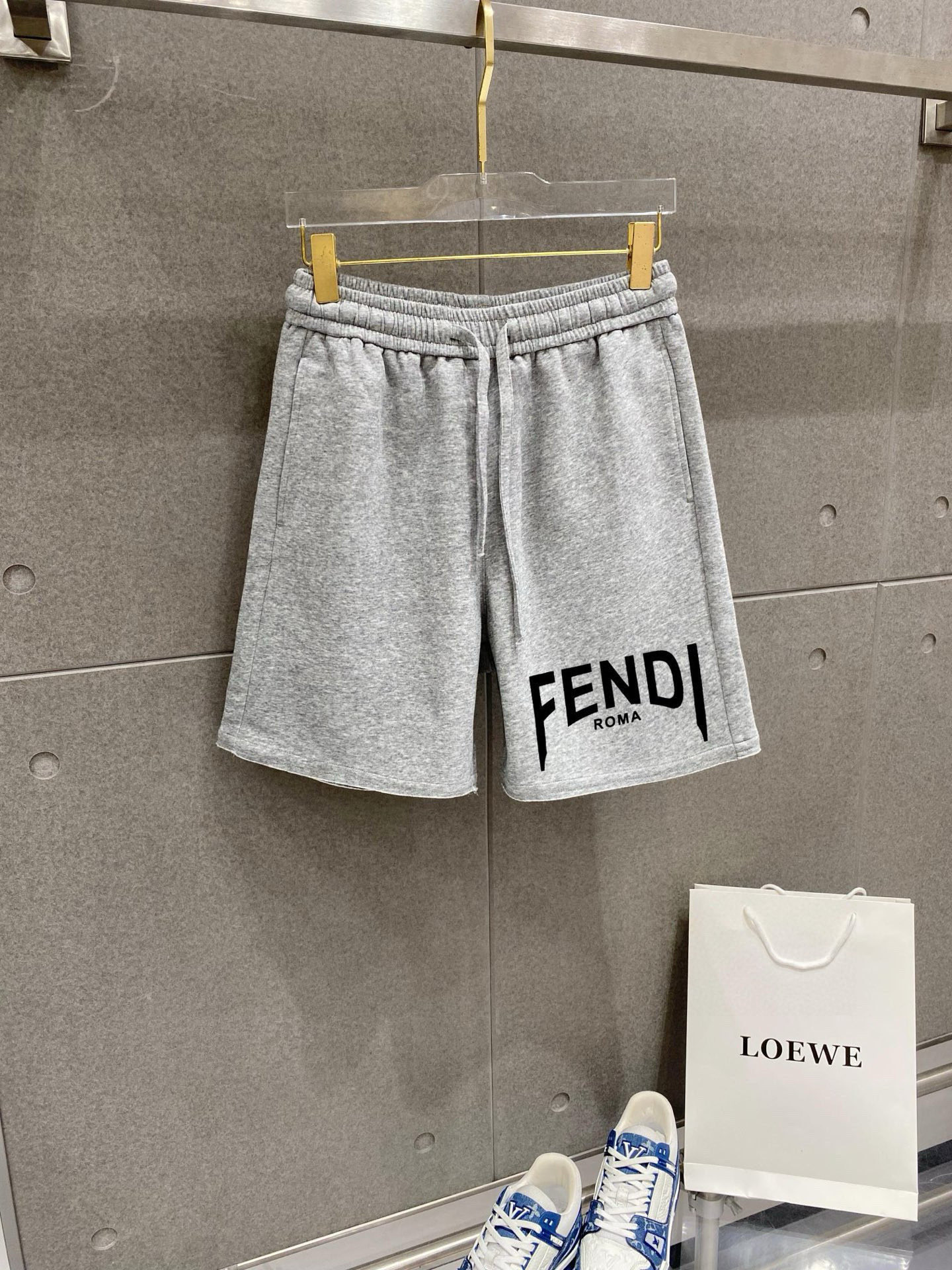 ￼ ￼ ￼ ￼ 芬迪 春夏新款短裤 这款极简表达现代态度。面布63.1%棉36.9聚酯倩维 超薄复合面料