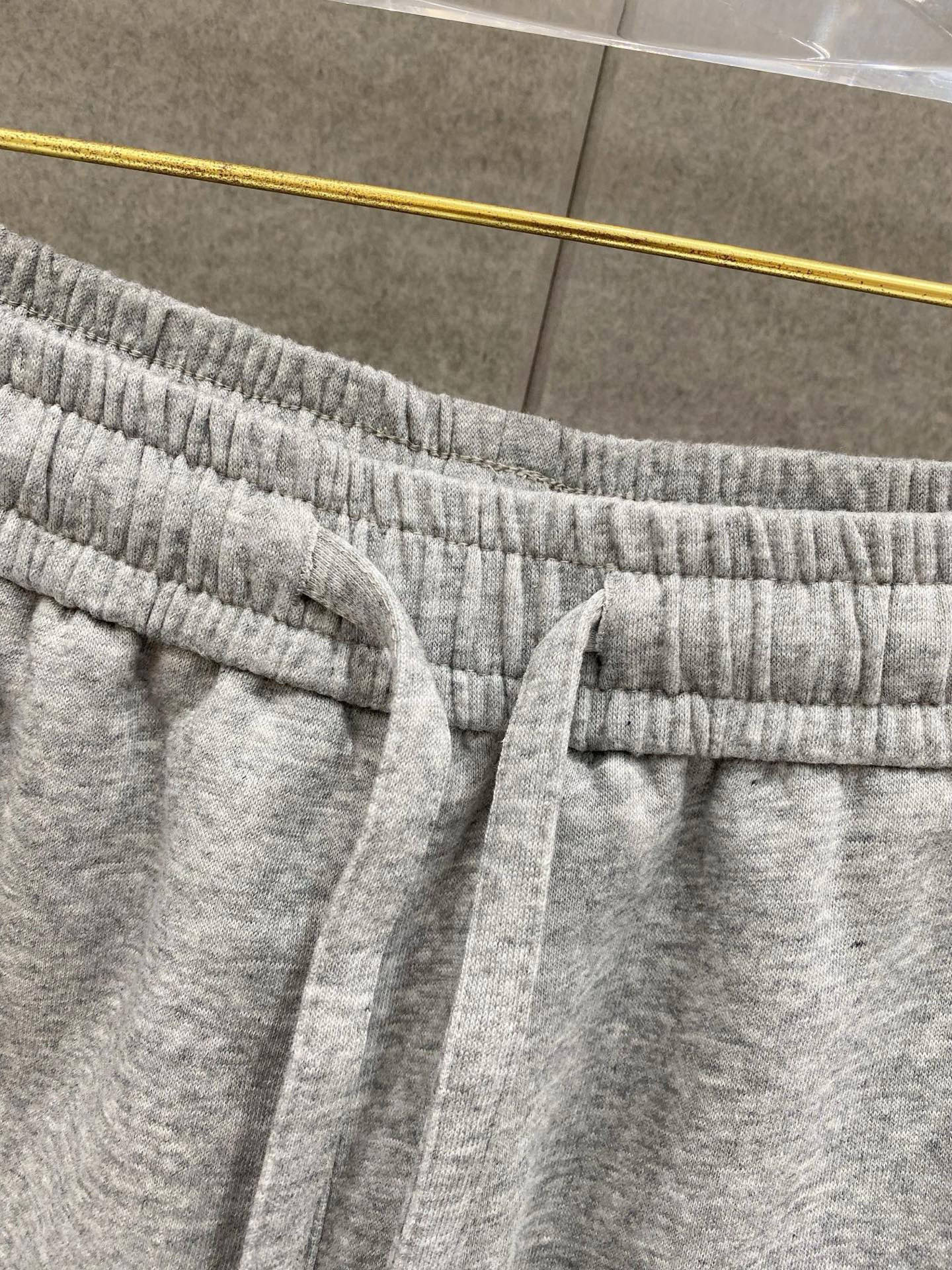 ￼ ￼ ￼ ￼ 芬迪 春夏新款短裤 这款极简表达现代态度。面布63.1%棉36.9聚酯倩维 超薄复合面料