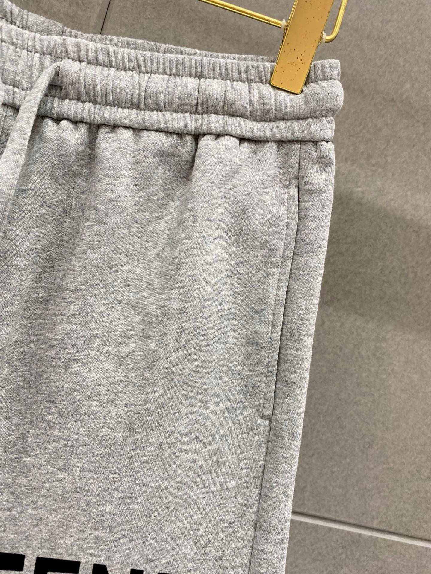 ￼ ￼ ￼ ￼ 芬迪 春夏新款短裤 这款极简表达现代态度。面布63.1%棉36.9聚酯倩维 超薄复合面料