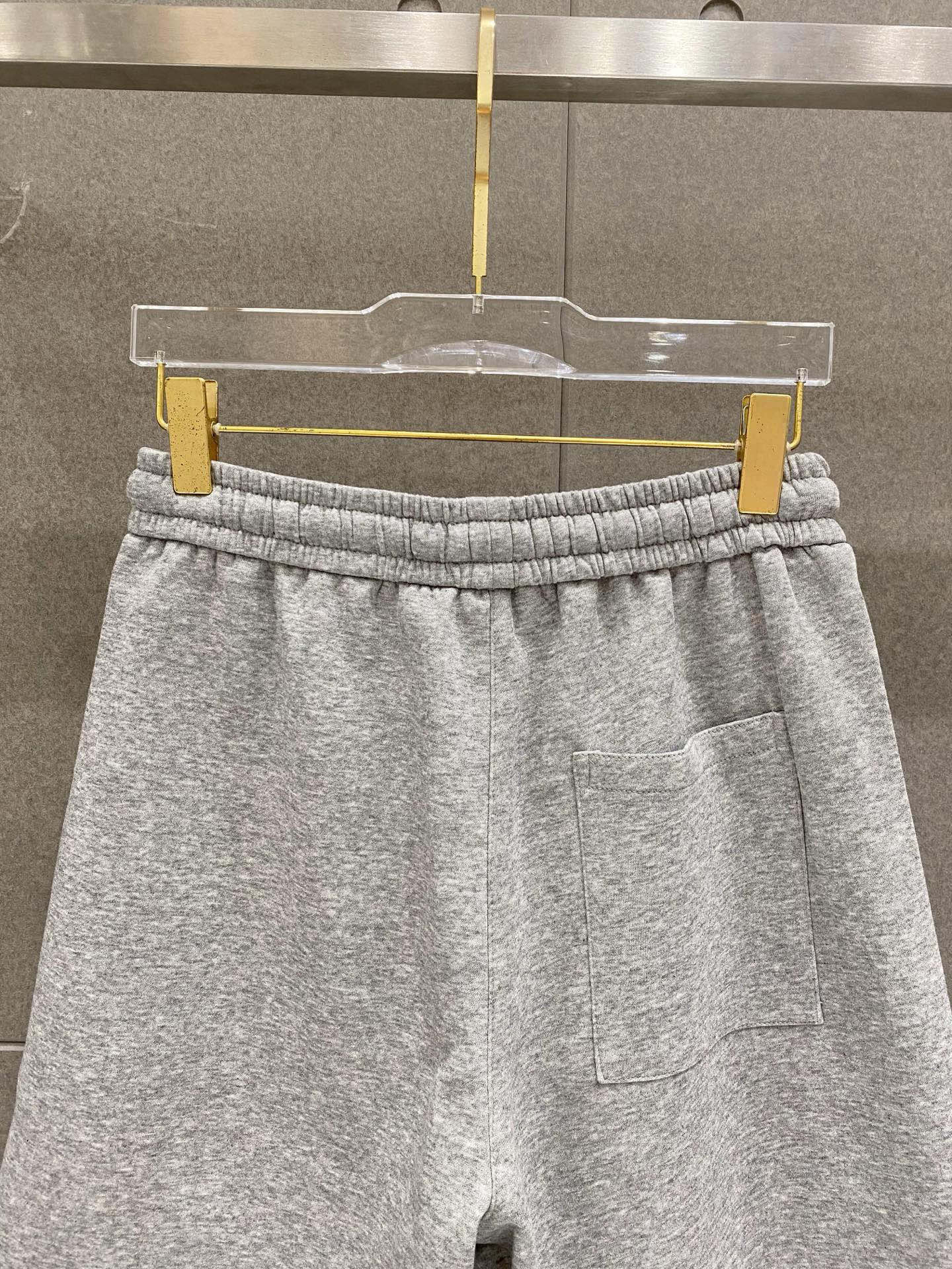 ￼ ￼ ￼ ￼ lululem 春夏新款短裤 这款极简表达现代态度。面布63.1%棉36.9聚酯倩维 超