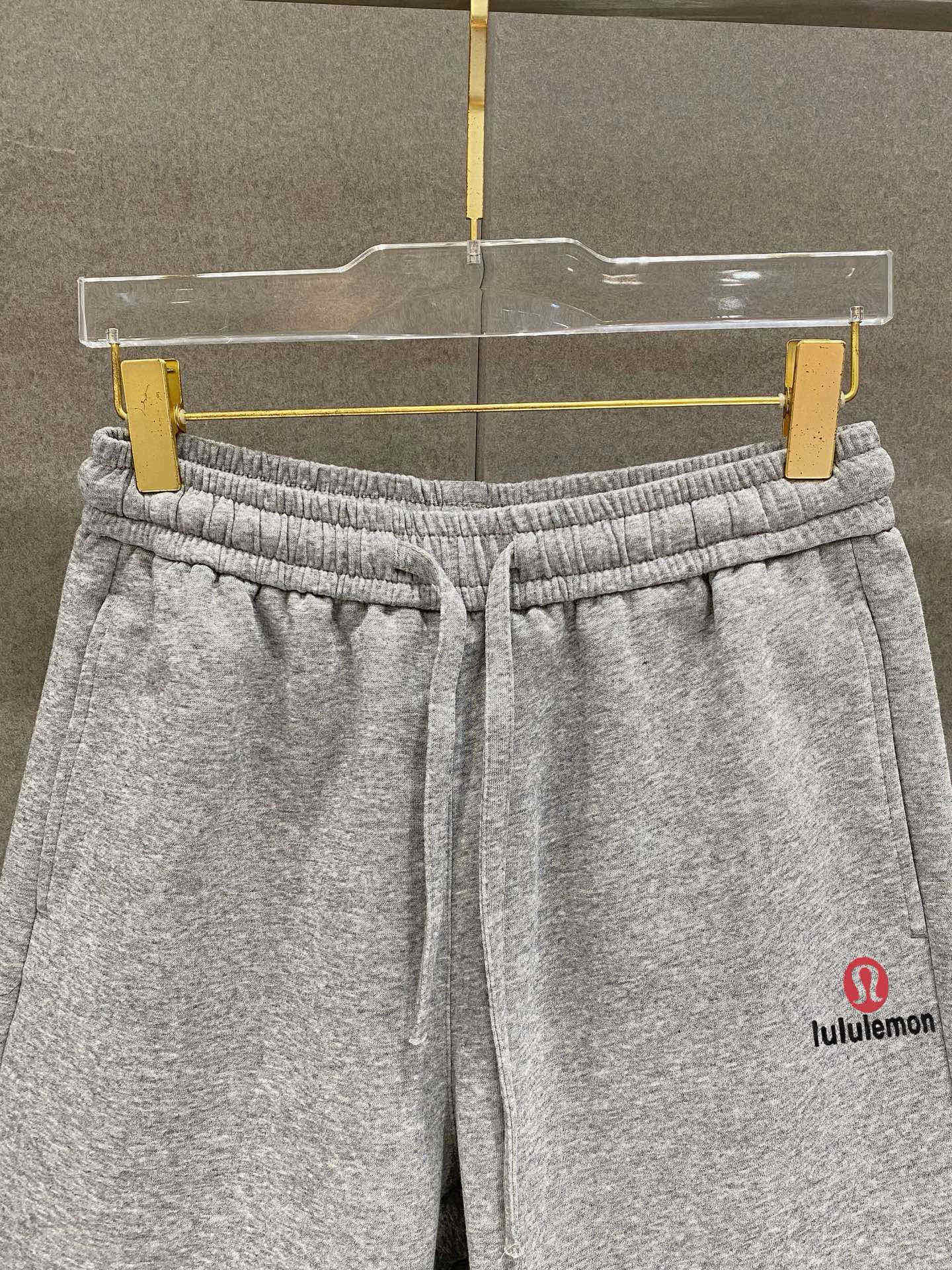 ￼ ￼ ￼ ￼ lululem 春夏新款短裤 这款极简表达现代态度。面布63.1%棉36.9聚酯倩维 超