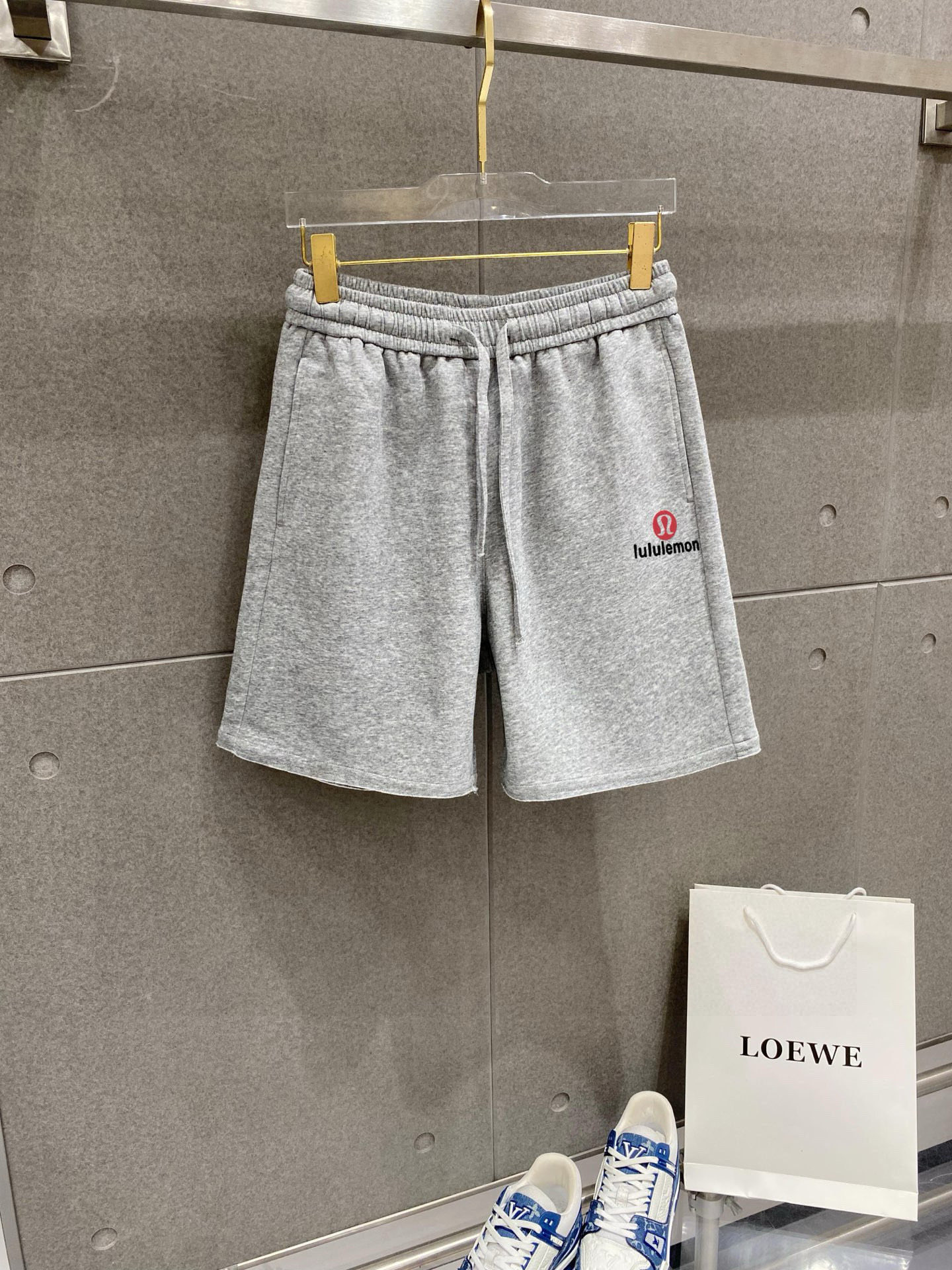 ￼ ￼ ￼ ￼ lululem 春夏新款短裤 这款极简表达现代态度。面布63.1%棉36.9聚酯倩维 超