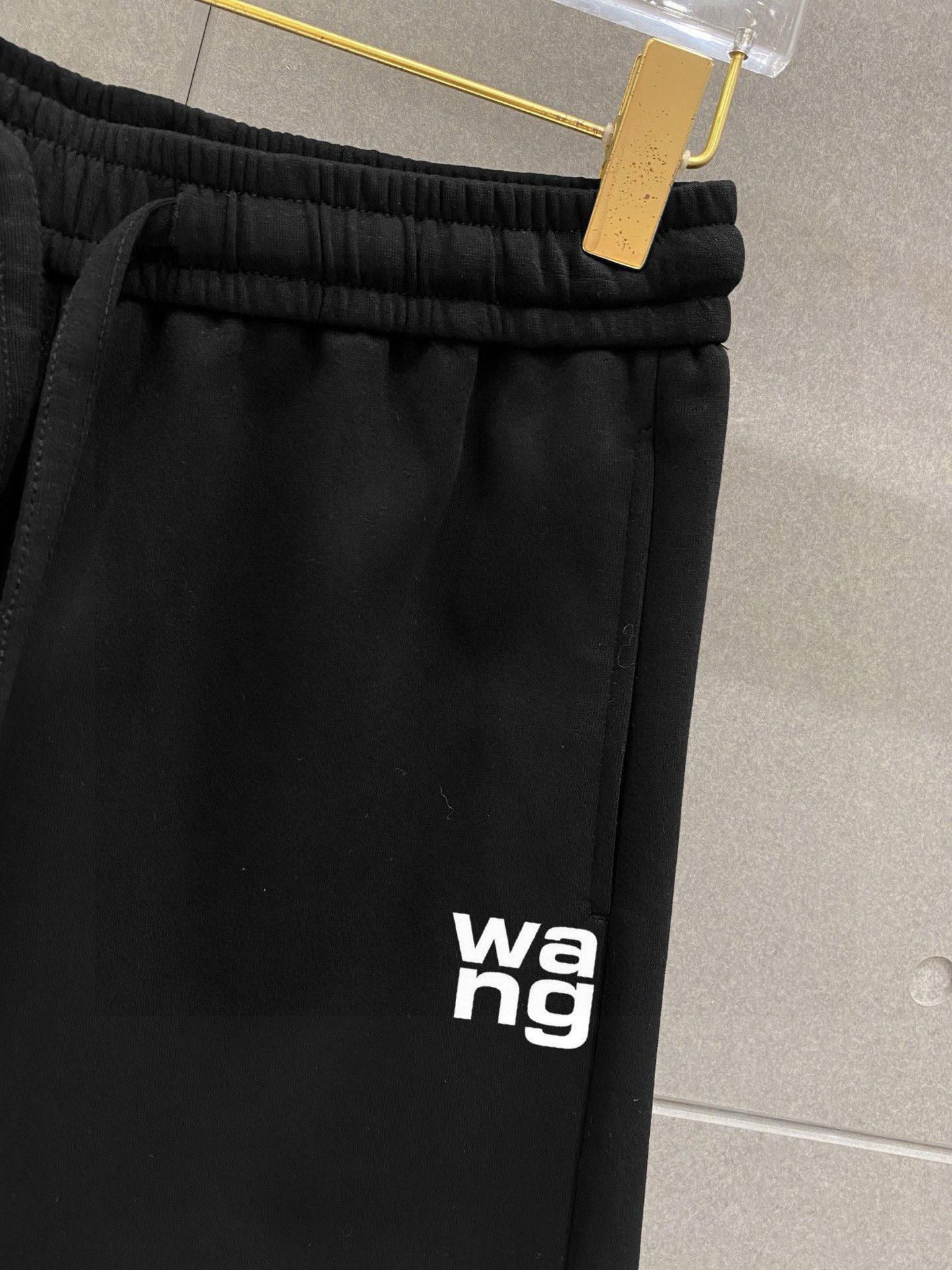 ￼ ￼ ￼ ￼ 压力山大王 春夏新款短裤 这款极简表达现代态度。面布63.1%棉36.9聚酯倩维 超薄复