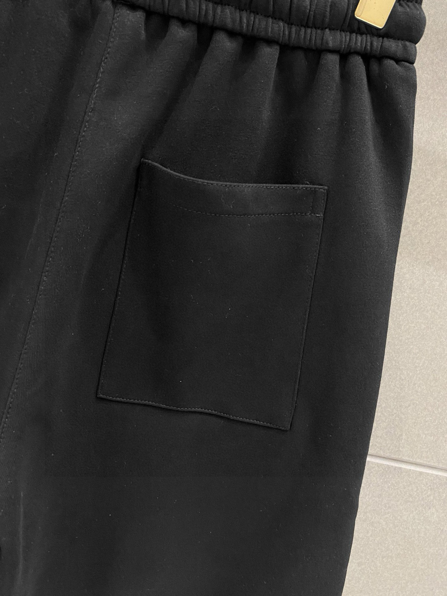 ￼ ￼ ￼ ￼ 压力山大王 春夏新款短裤 这款极简表达现代态度。面布63.1%棉36.9聚酯倩维 超薄复