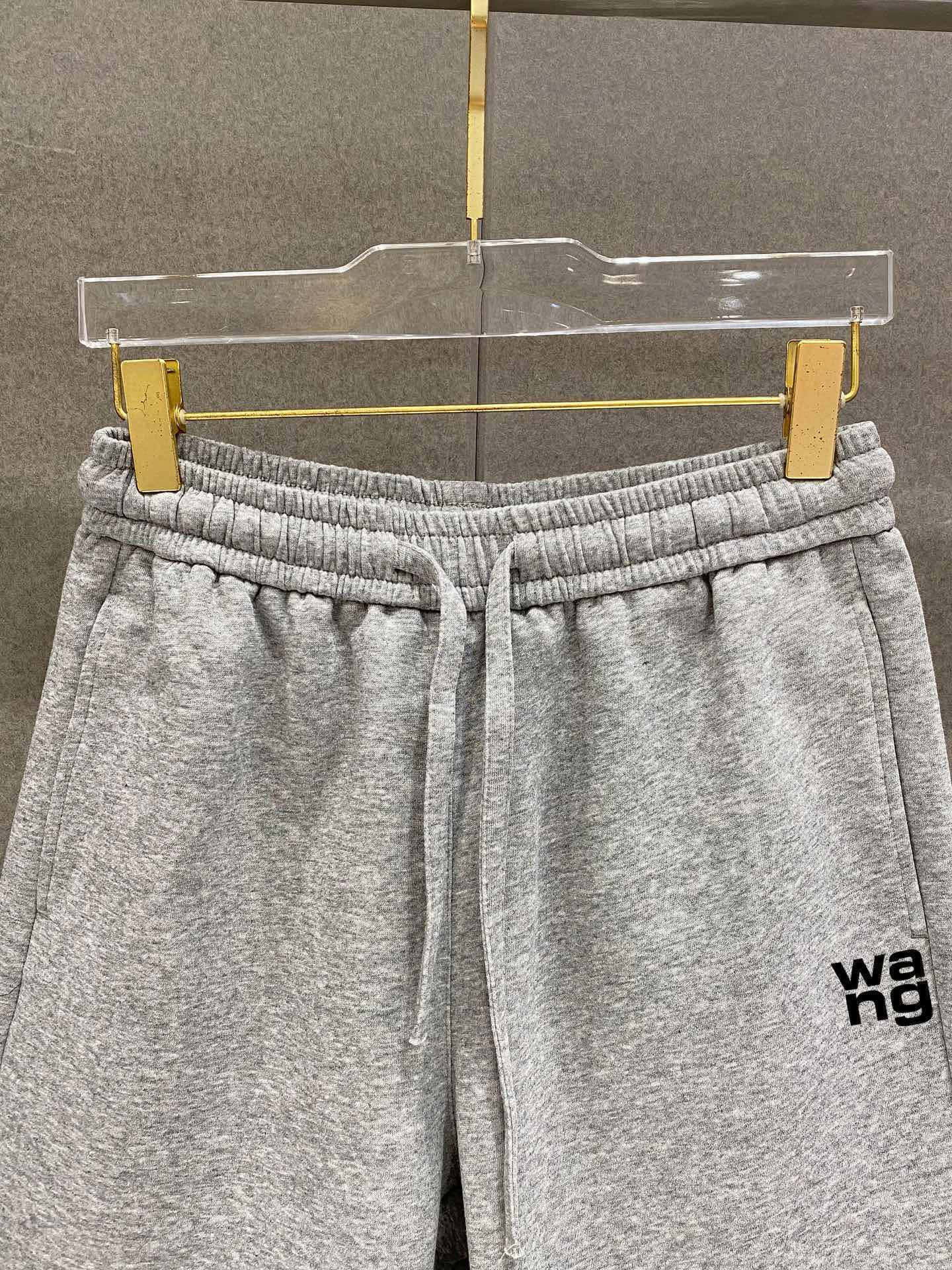 ￼ ￼ ￼ ￼ 压力山大王 春夏新款短裤 这款极简表达现代态度。面布63.1%棉36.9聚酯倩维 超薄复