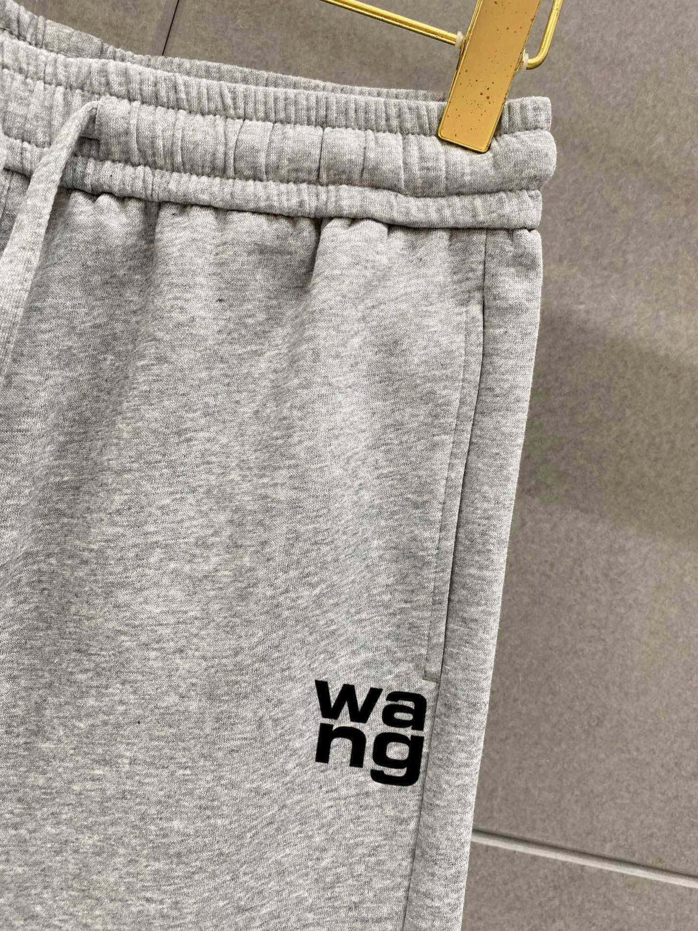 ￼ ￼ ￼ ￼ 压力山大王 春夏新款短裤 这款极简表达现代态度。面布63.1%棉36.9聚酯倩维 超薄复