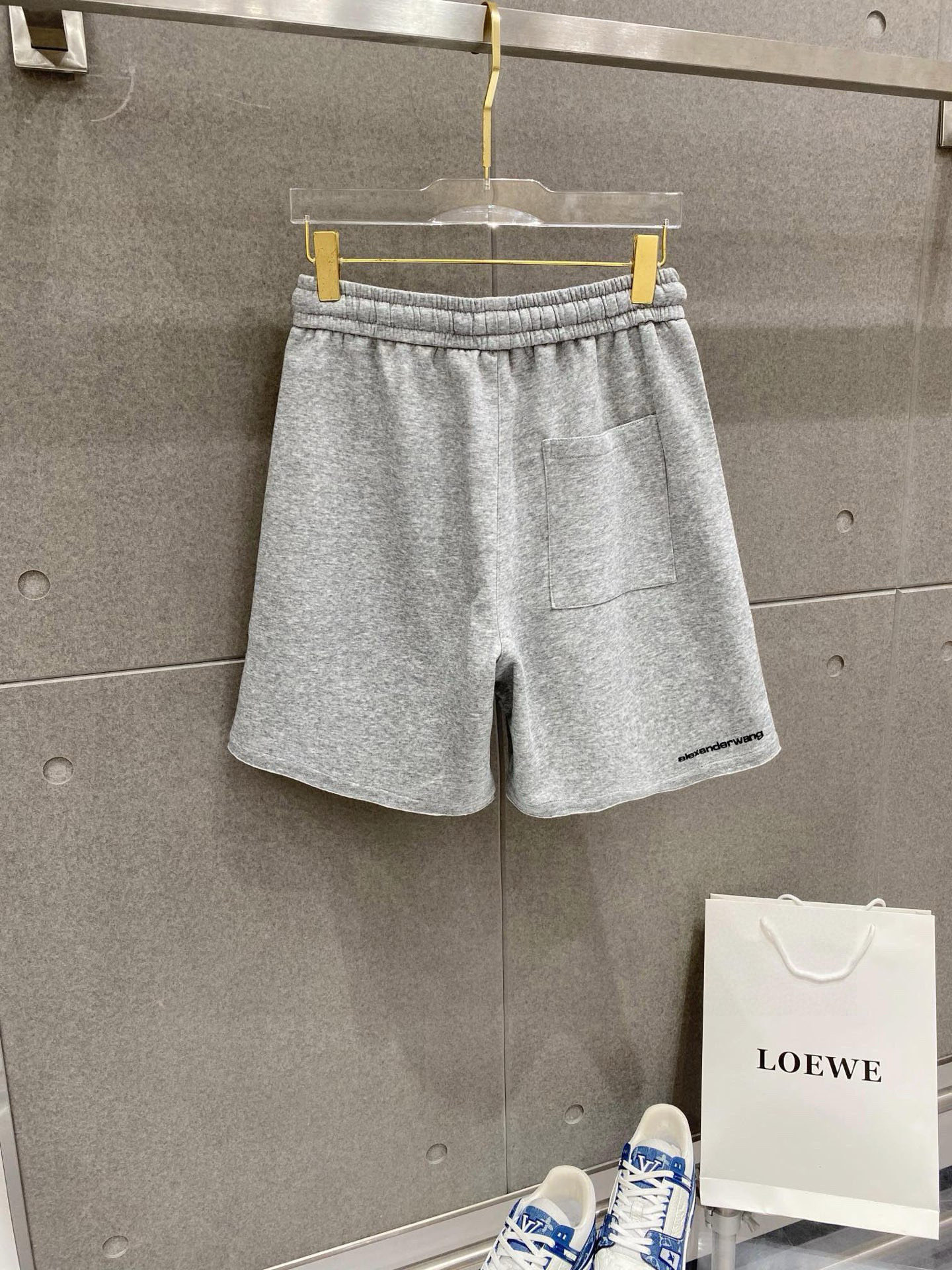 ￼ ￼ ￼ ￼ 压力山大王 春夏新款短裤 这款极简表达现代态度。面布63.1%棉36.9聚酯倩维 超薄复