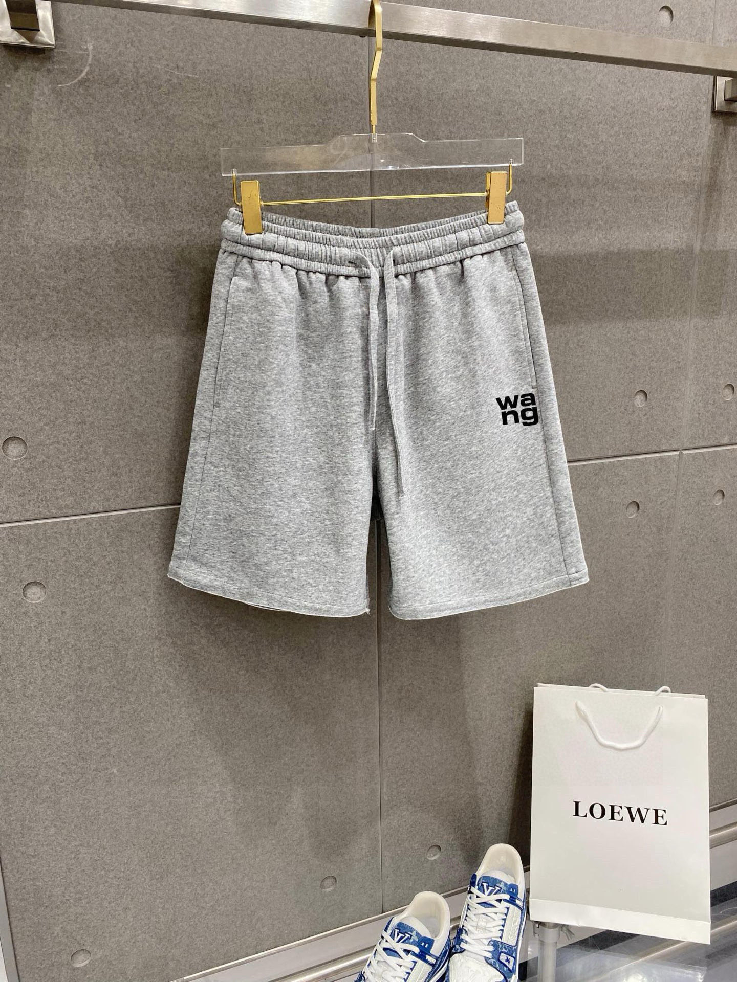 ￼ ￼ ￼ ￼ 压力山大王 春夏新款短裤 这款极简表达现代态度。面布63.1%棉36.9聚酯倩维 超薄复