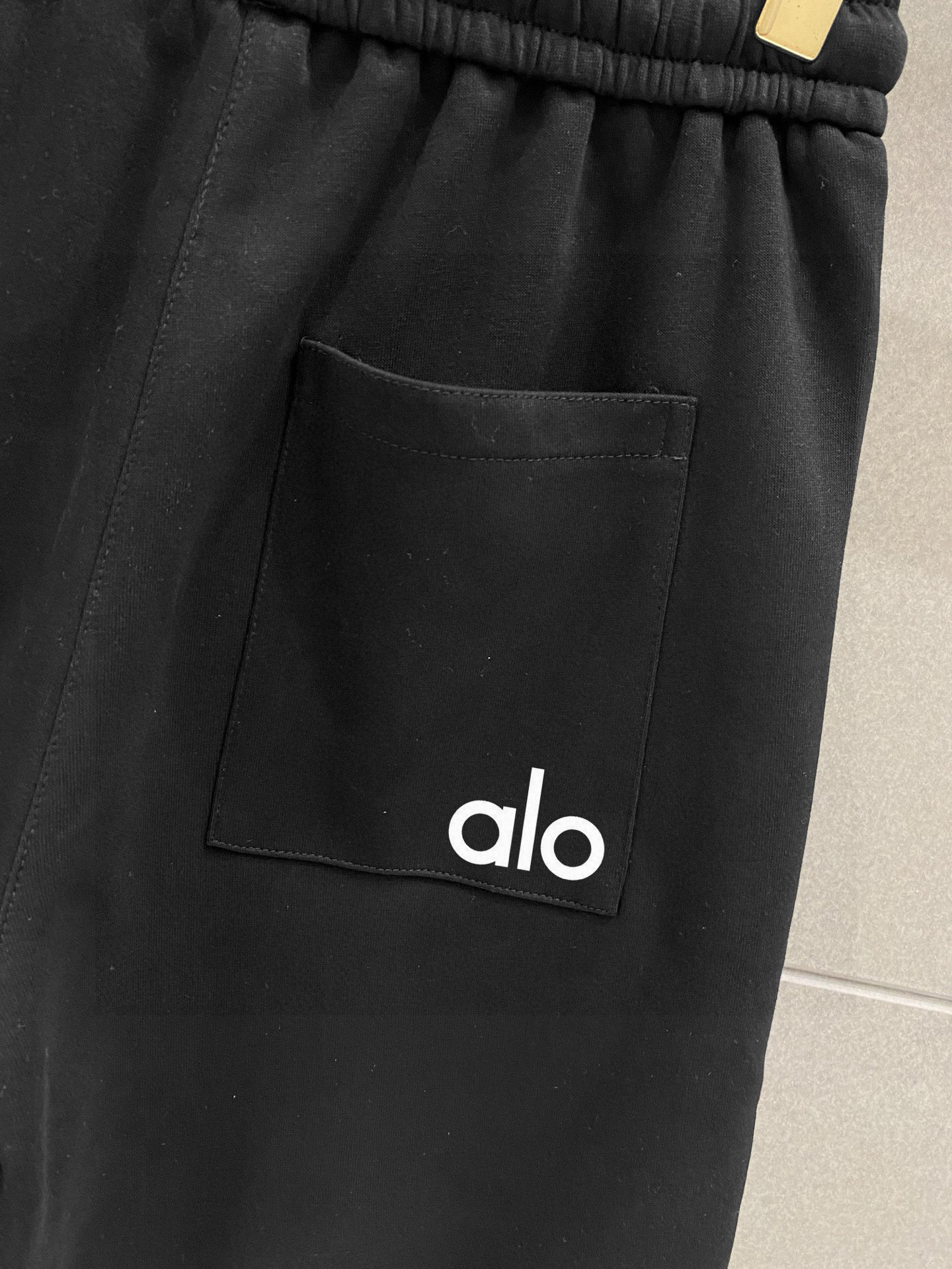 ￼ ￼ ￼ ￼ alo 春夏新款短裤 这款极简表达现代态度。面布63.1%棉36.9聚酯倩维 超薄复合面