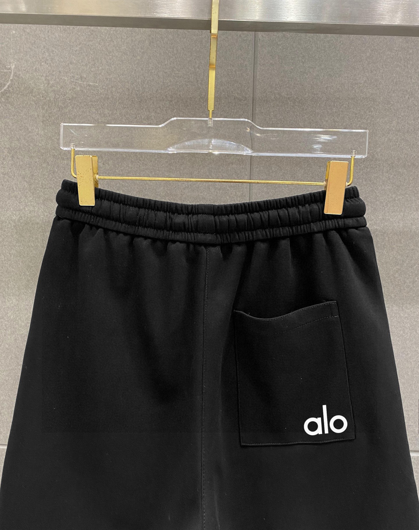 ￼ ￼ ￼ ￼ alo 春夏新款短裤 这款极简表达现代态度。面布63.1%棉36.9聚酯倩维 超薄复合面