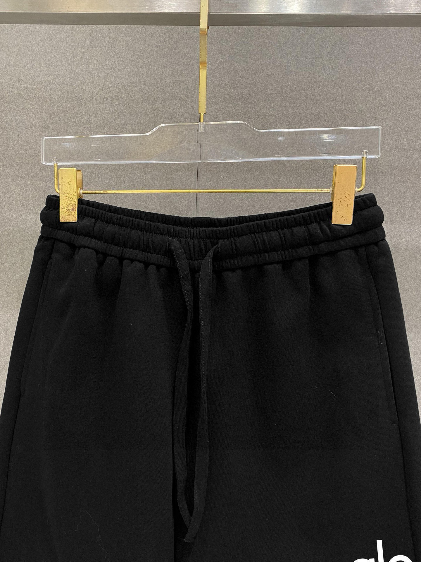 ￼ ￼ ￼ ￼ alo 春夏新款短裤 这款极简表达现代态度。面布63.1%棉36.9聚酯倩维 超薄复合面