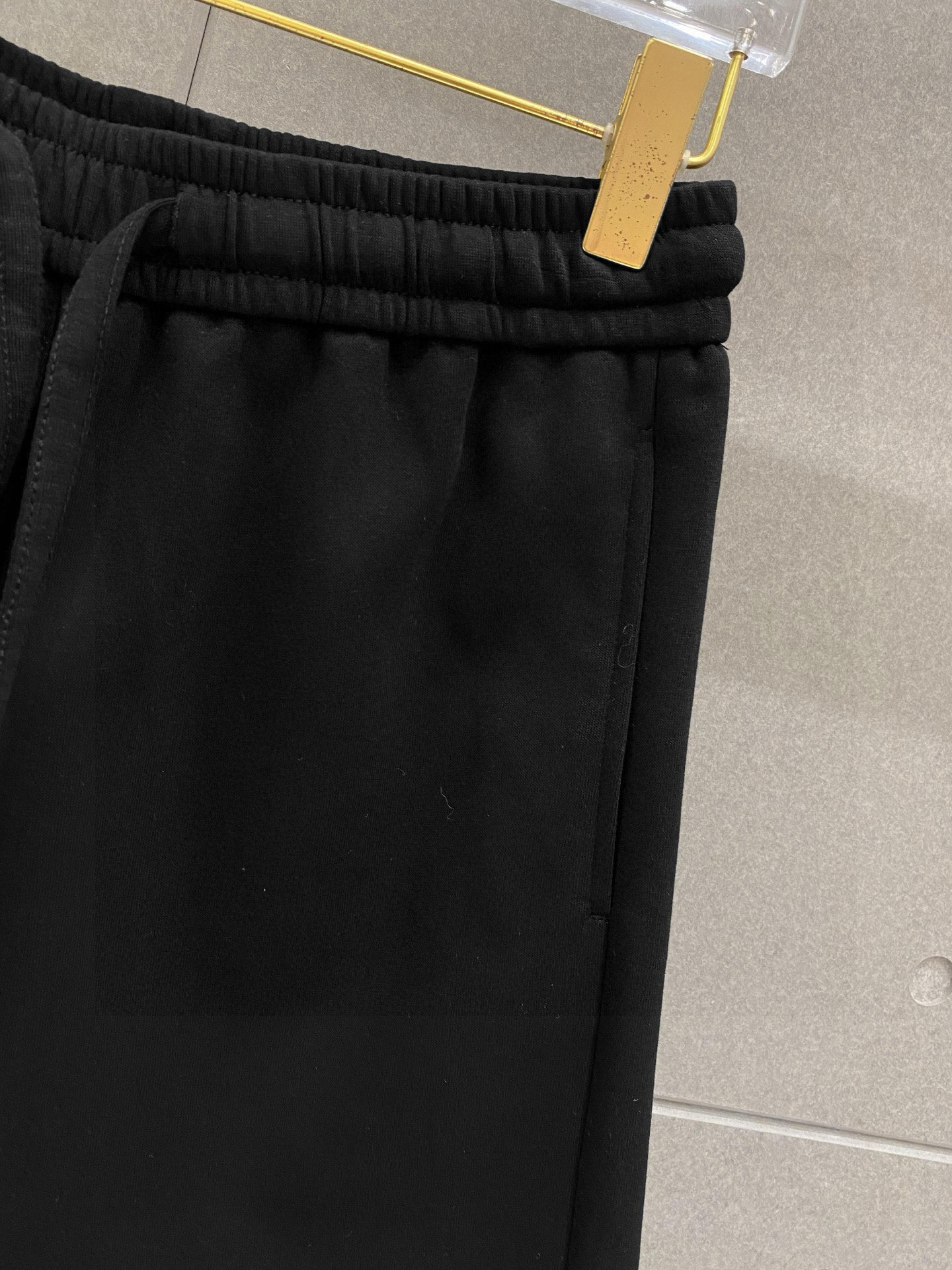 ￼ ￼ ￼ ￼ alo 春夏新款短裤 这款极简表达现代态度。面布63.1%棉36.9聚酯倩维 超薄复合面