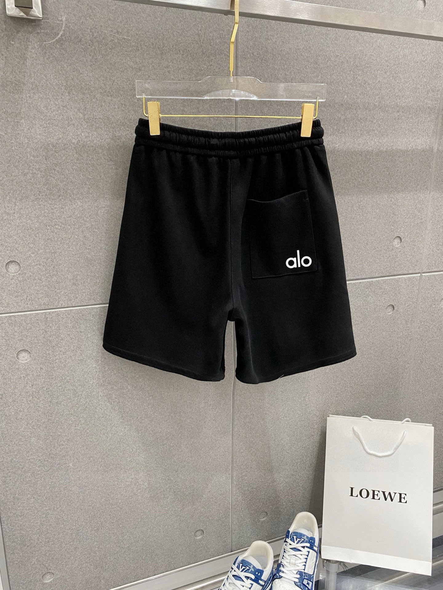 ￼ ￼ ￼ ￼ alo 春夏新款短裤 这款极简表达现代态度。面布63.1%棉36.9聚酯倩维 超薄复合面