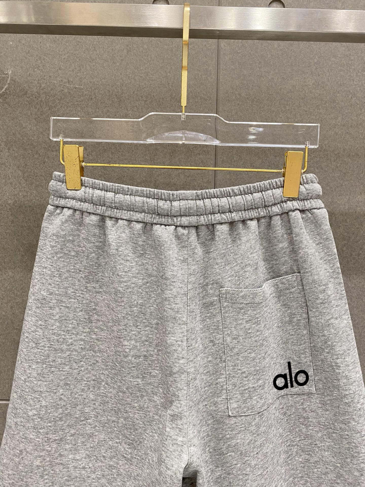 ￼ ￼ ￼ ￼ alo 春夏新款短裤 这款极简表达现代态度。面布63.1%棉36.9聚酯倩维 超薄复合面