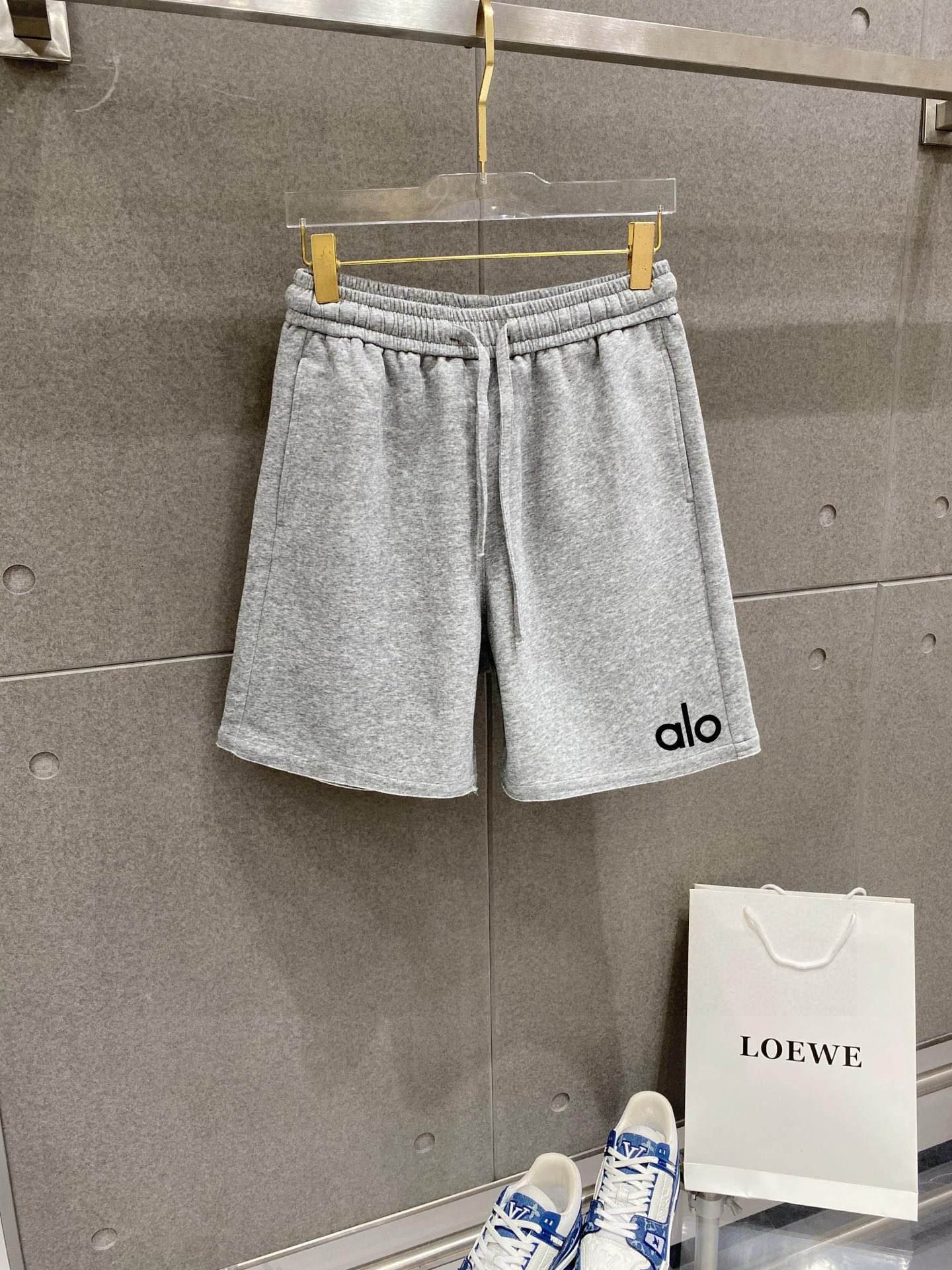 ￼ ￼ ￼ ￼ alo 春夏新款短裤 这款极简表达现代态度。面布63.1%棉36.9聚酯倩维 超薄复合面