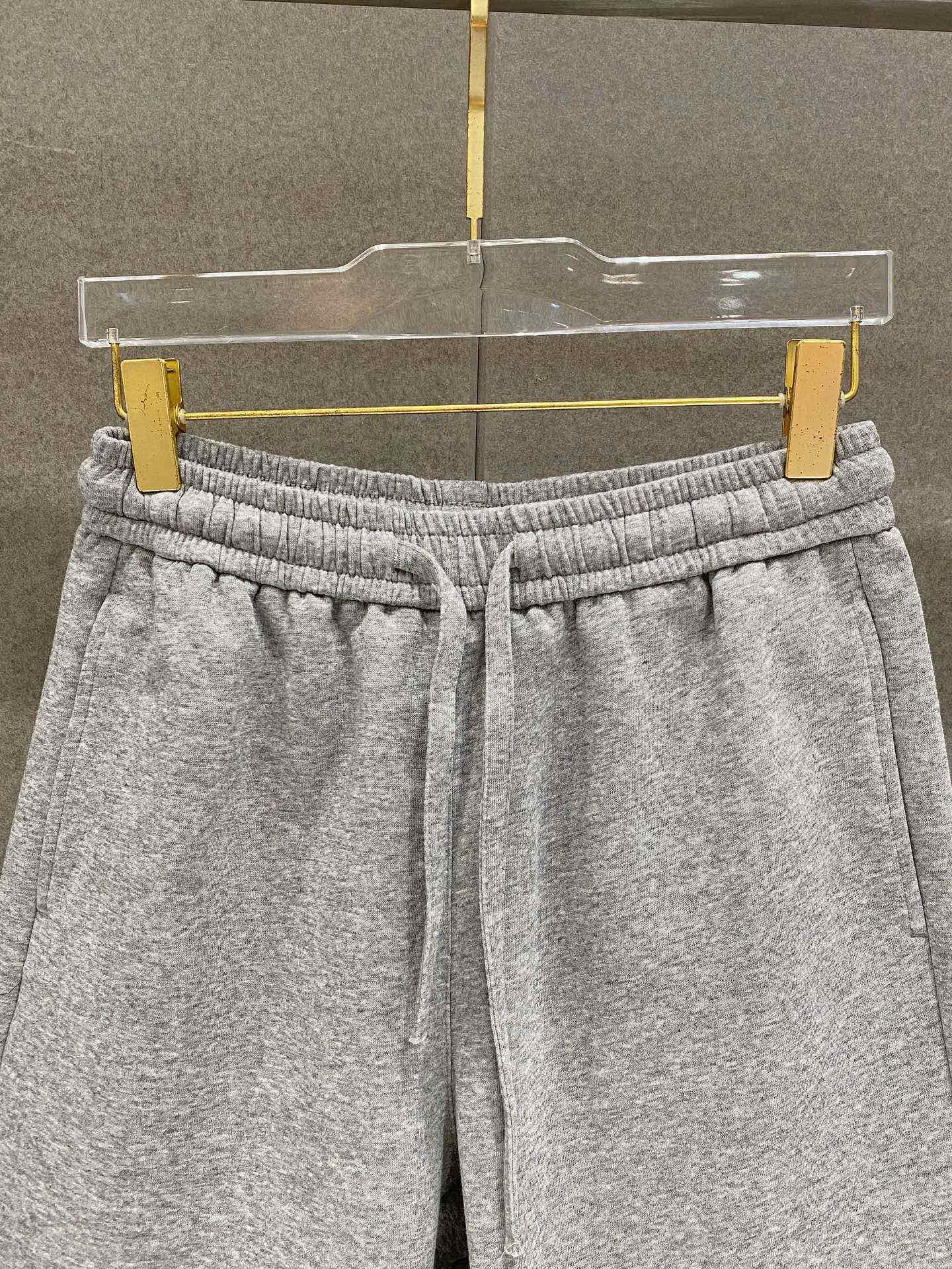 ￼ ￼ ￼ ￼ alo 春夏新款短裤 这款极简表达现代态度。面布63.1%棉36.9聚酯倩维 超薄复合面