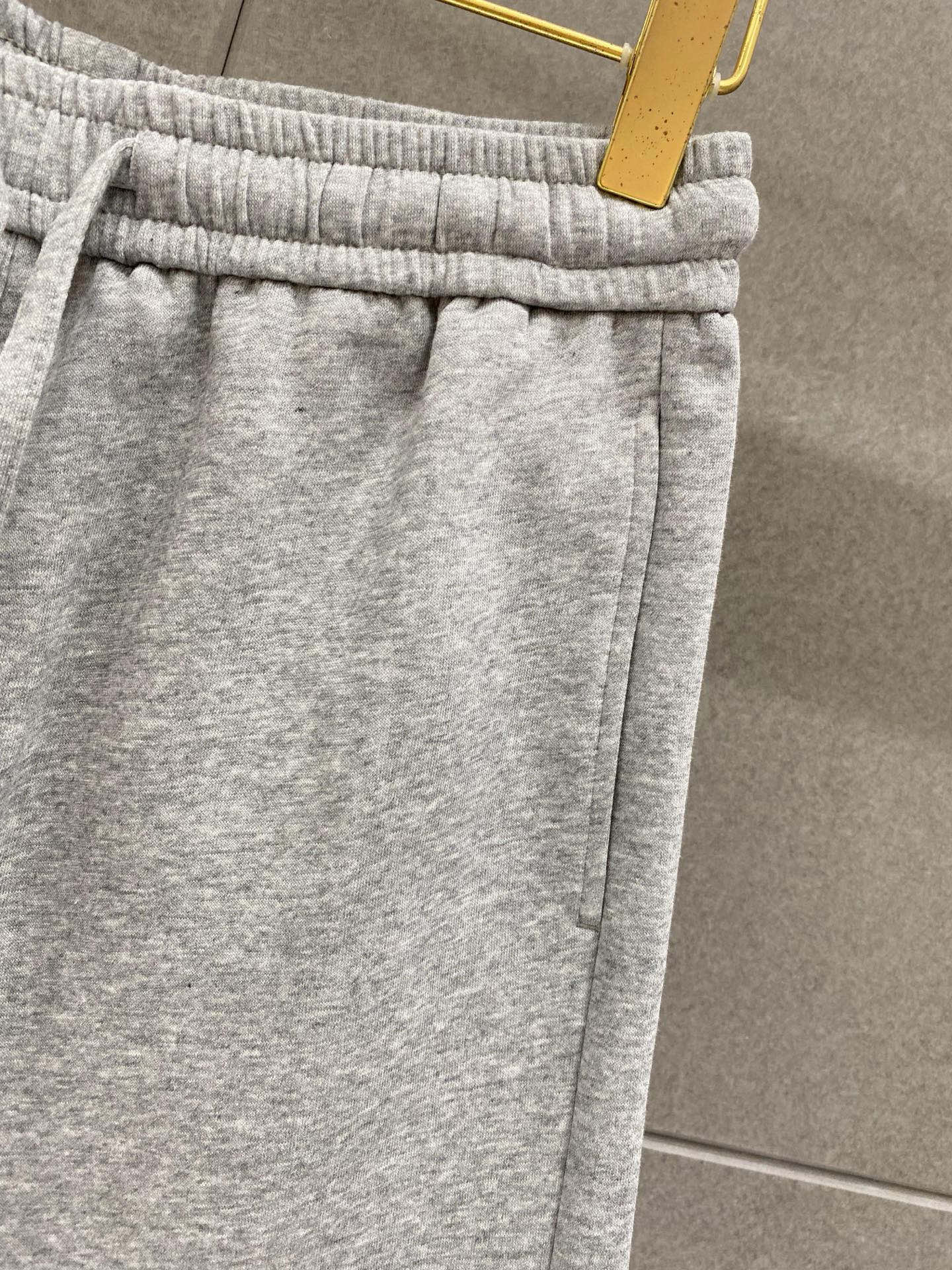 ￼ ￼ ￼ ￼ alo 春夏新款短裤 这款极简表达现代态度。面布63.1%棉36.9聚酯倩维 超薄复合面