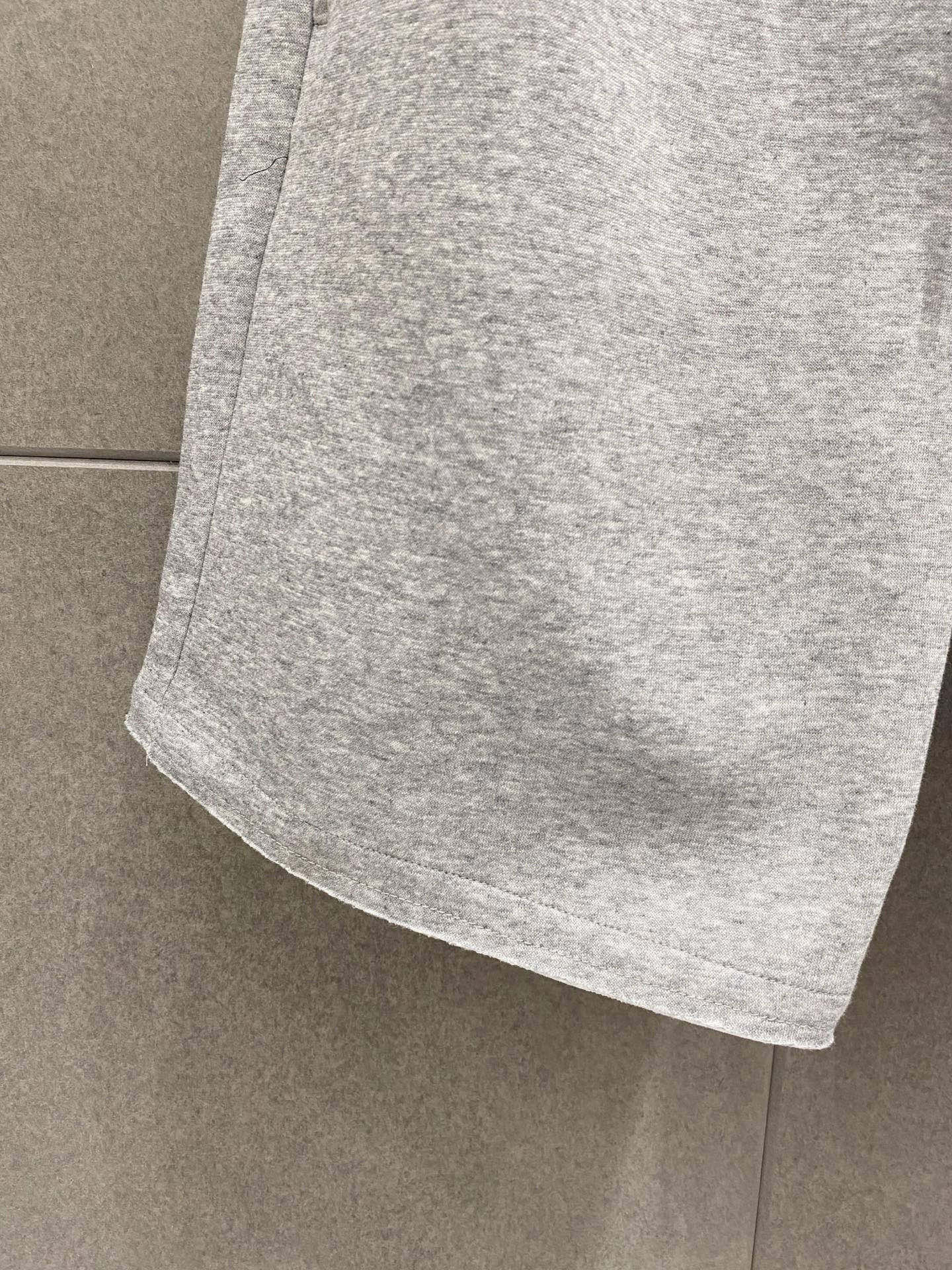 ￼ ￼ ￼ ￼ alo 春夏新款短裤 这款极简表达现代态度。面布63.1%棉36.9聚酯倩维 超薄复合面