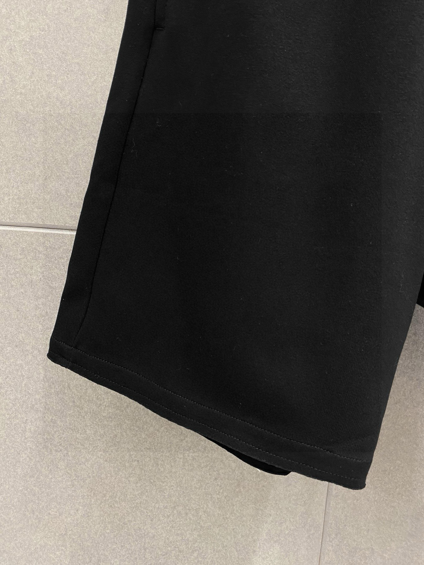 ￼ ￼ ￼ ￼ 路易威登 春夏新款短裤 这款极简表达现代态度。面布63.1%棉36.9聚酯倩维 超薄复合