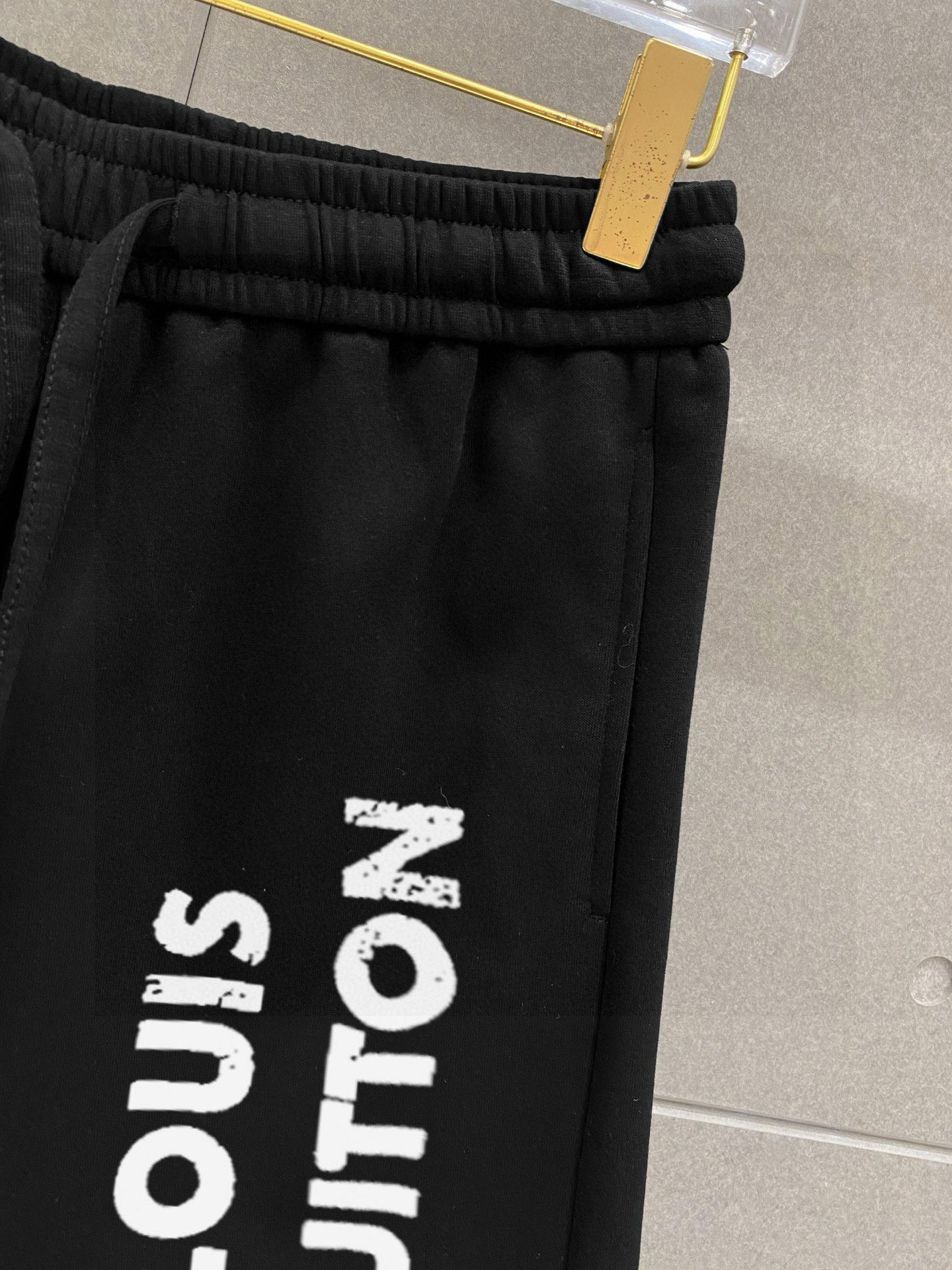 ￼ ￼ ￼ ￼ 路易威登 春夏新款短裤 这款极简表达现代态度。面布63.1%棉36.9聚酯倩维 超薄复合