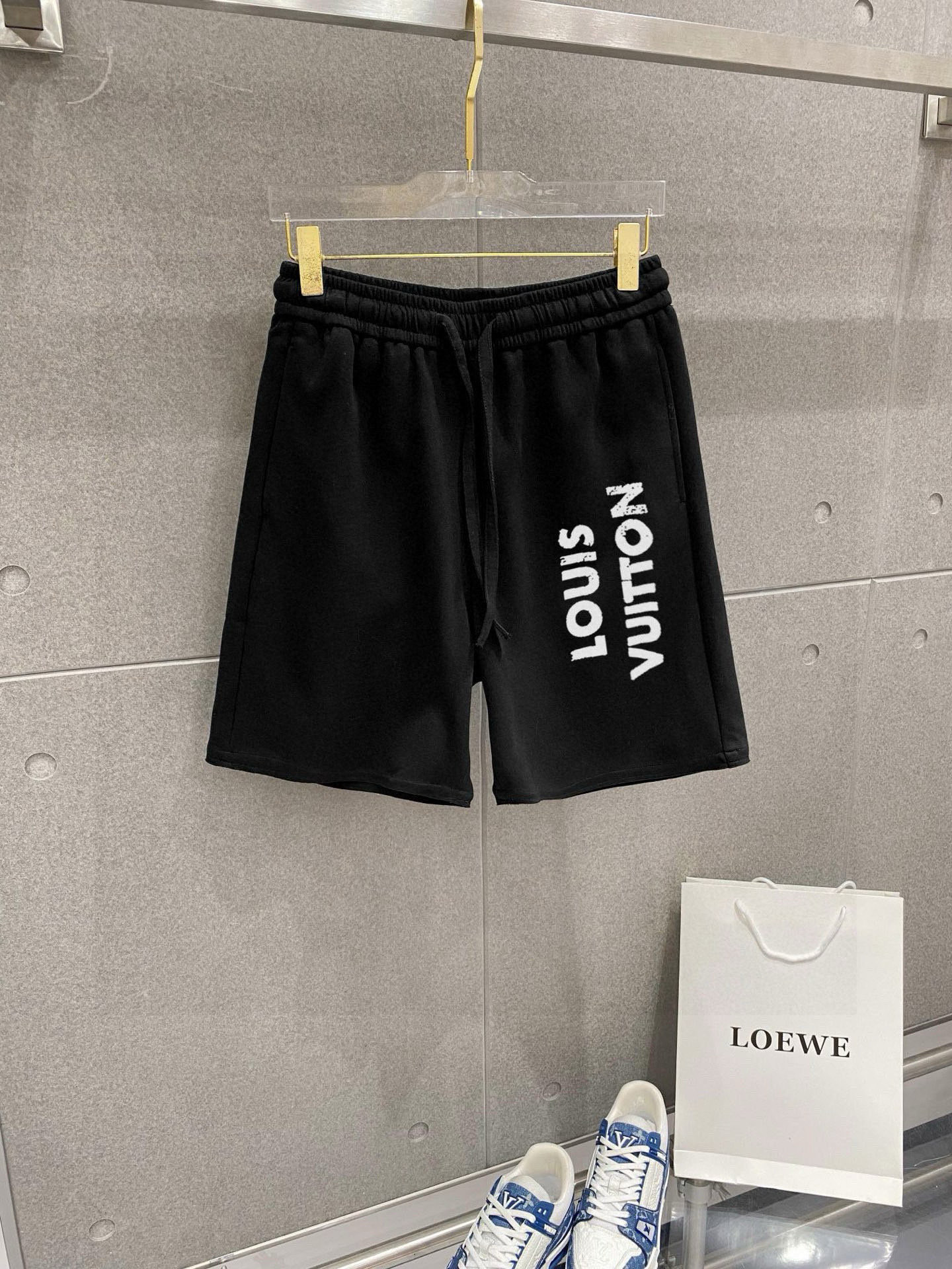 ￼ ￼ ￼ ￼ 路易威登 春夏新款短裤 这款极简表达现代态度。面布63.1%棉36.9聚酯倩维 超薄复合