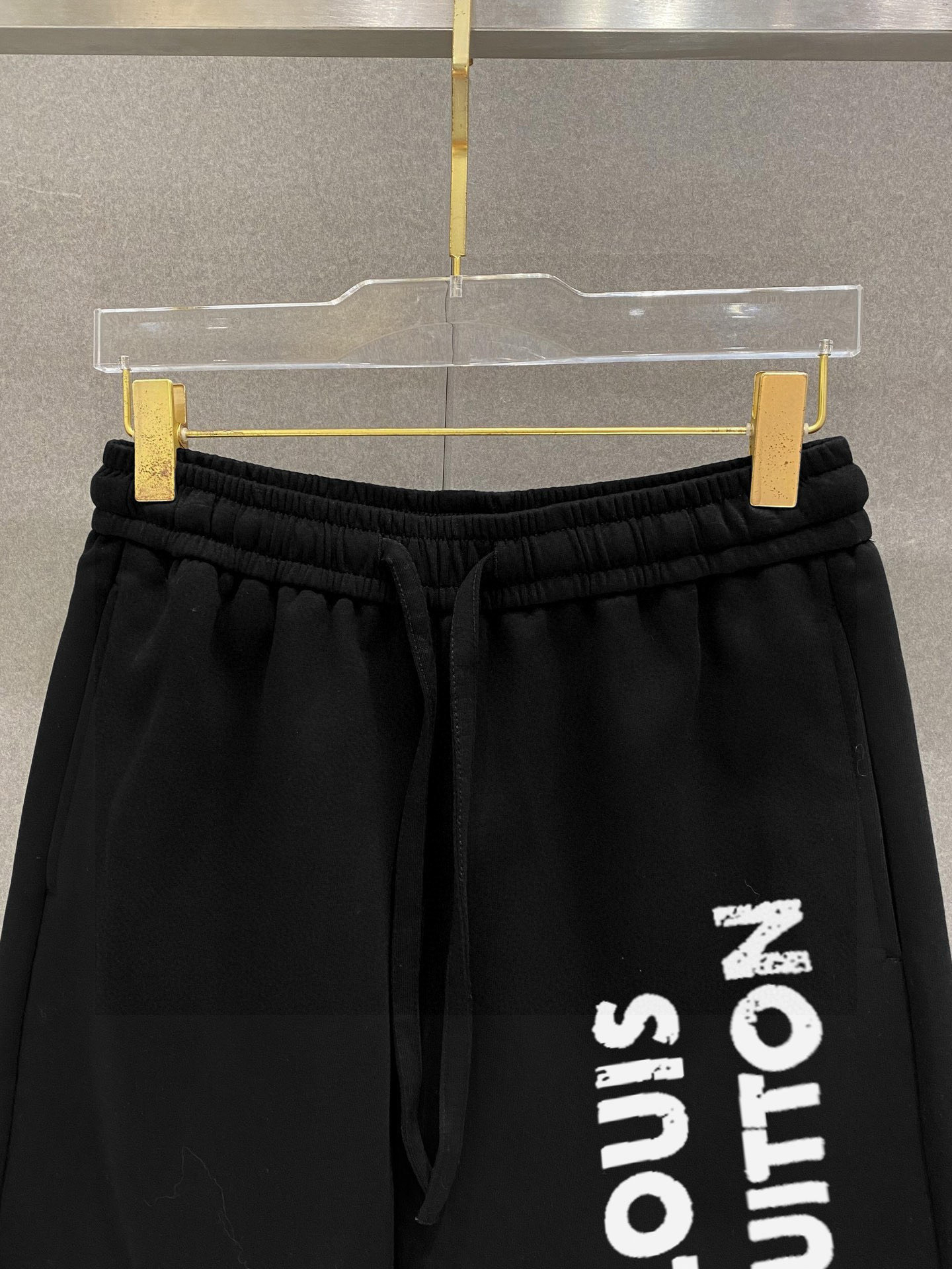 ￼ ￼ ￼ ￼ 路易威登 春夏新款短裤 这款极简表达现代态度。面布63.1%棉36.9聚酯倩维 超薄复合