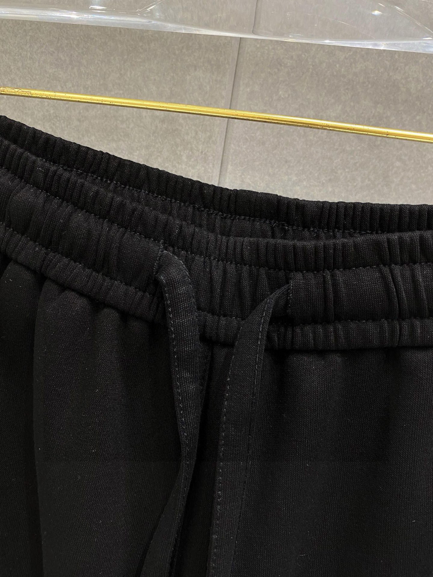 ￼ ￼ ￼ ￼ 路易威登 春夏新款短裤 这款极简表达现代态度。面布63.1%棉36.9聚酯倩维 超薄复合