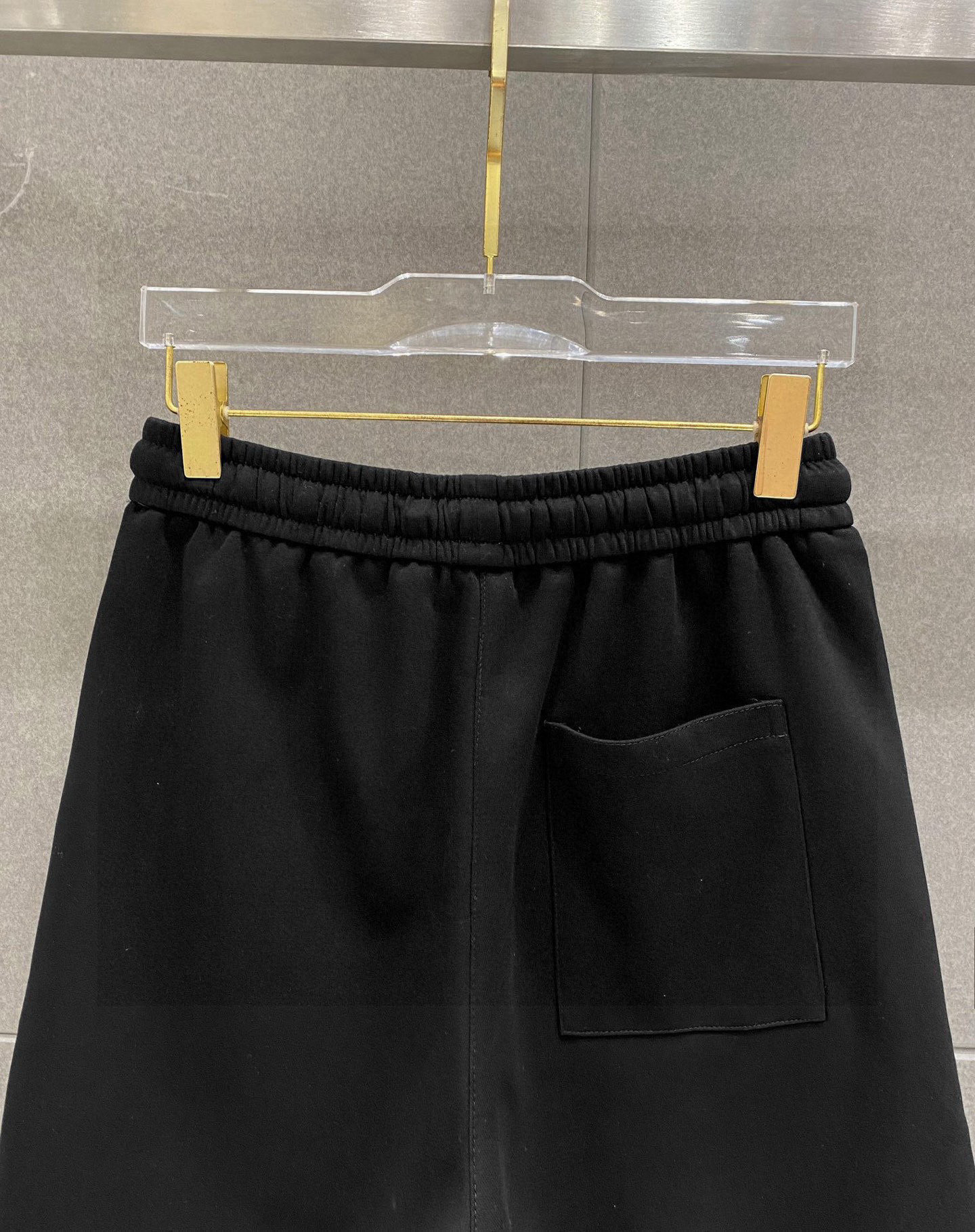 ￼ ￼ ￼ ￼ 路易威登 春夏新款短裤 这款极简表达现代态度。面布63.1%棉36.9聚酯倩维 超薄复合