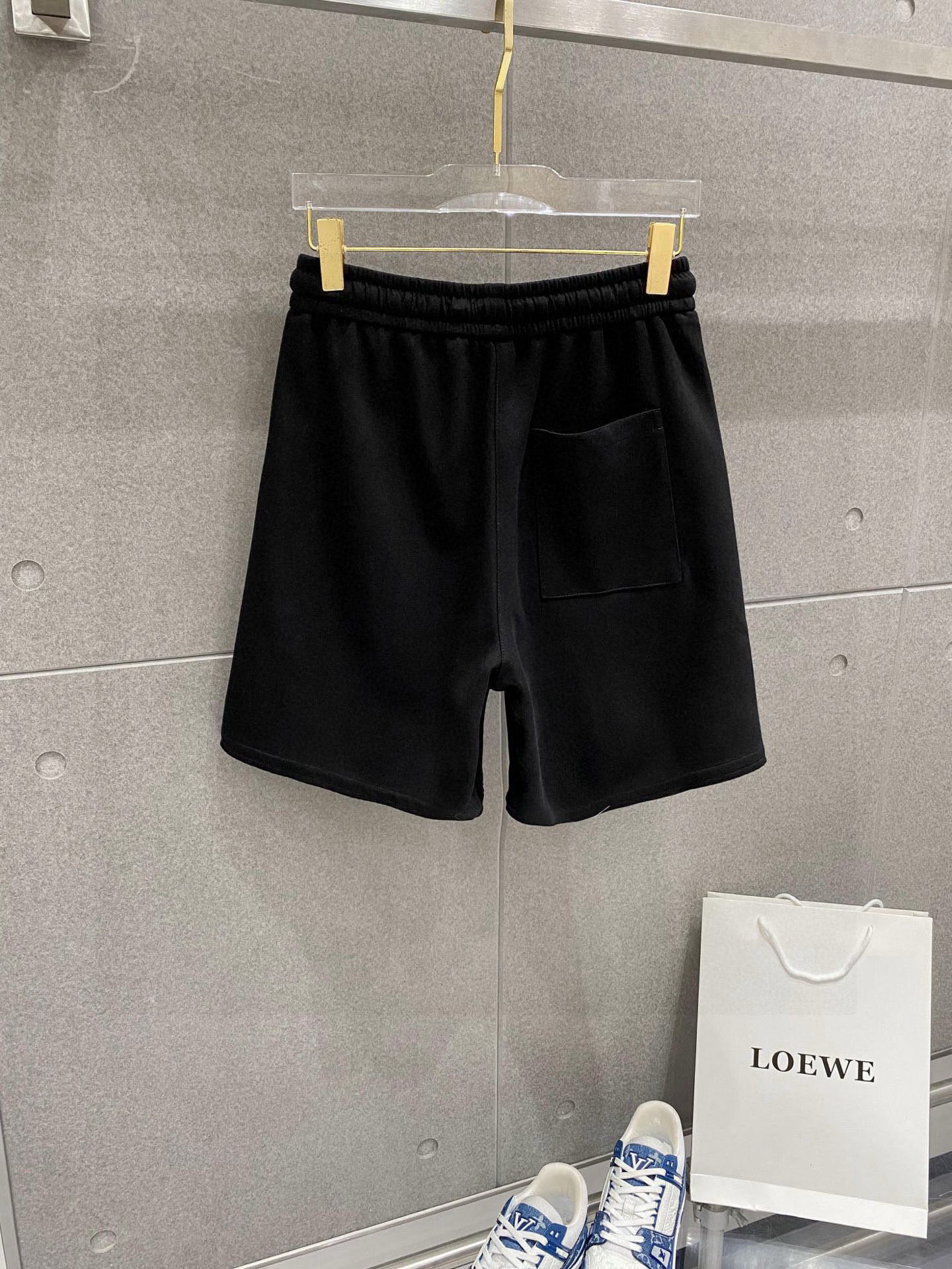 ￼ ￼ ￼ ￼ 路易威登 春夏新款短裤 这款极简表达现代态度。面布63.1%棉36.9聚酯倩维 超薄复合