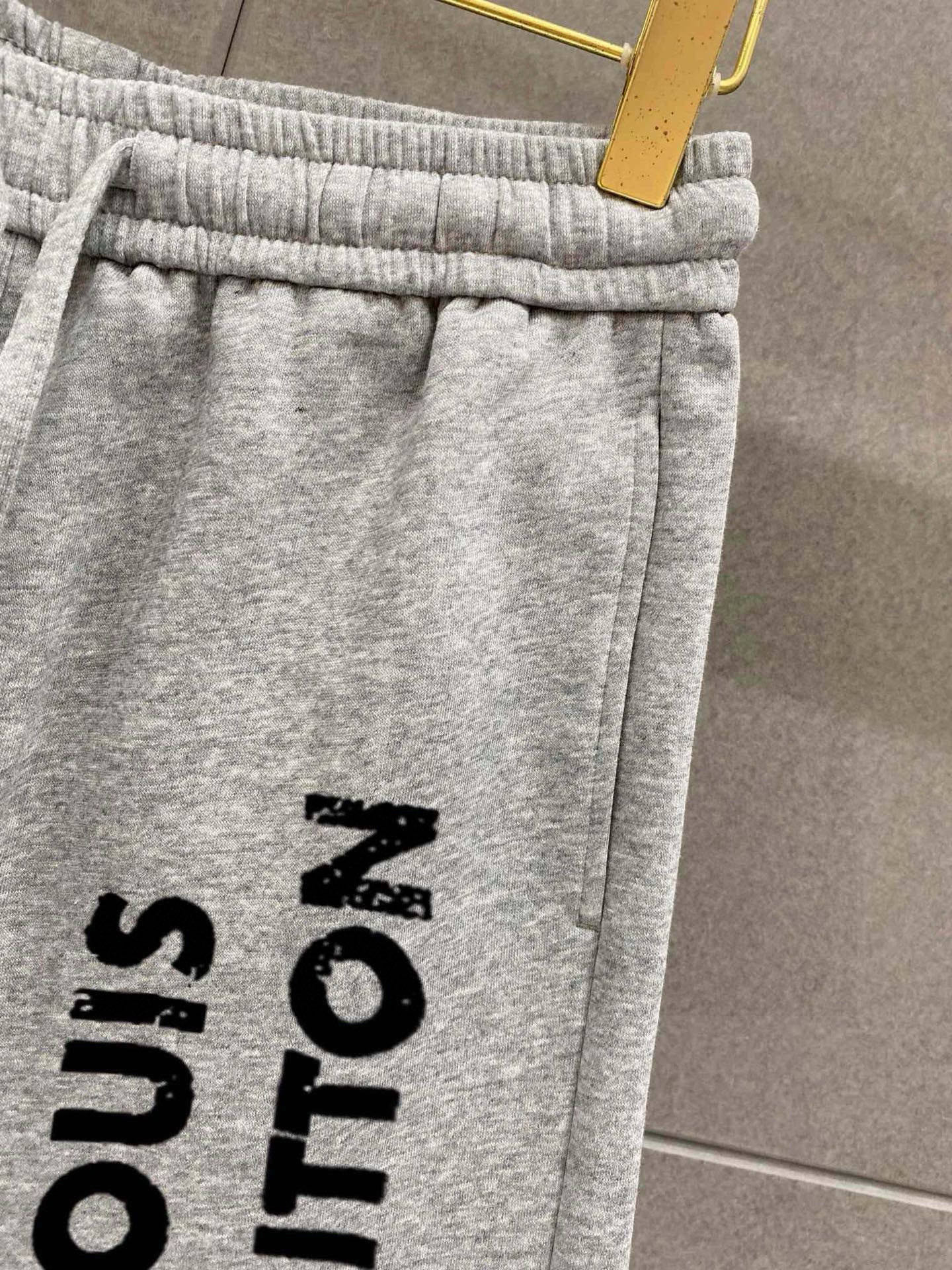 ￼ ￼ ￼ ￼ 路易威登 春夏新款短裤 这款极简表达现代态度。面布63.1%棉36.9聚酯倩维 超薄复合