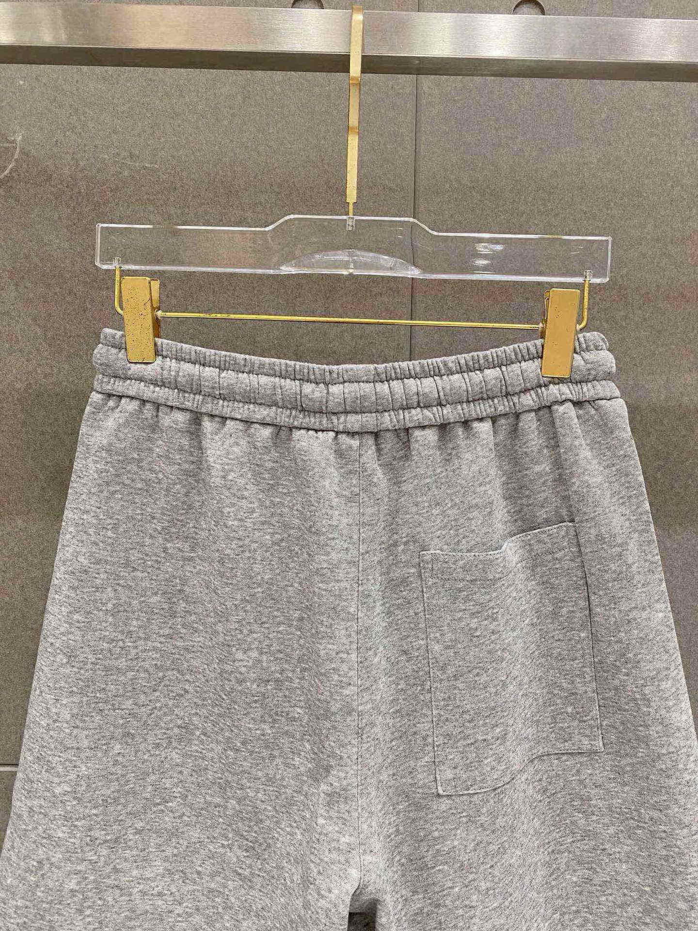 ￼ ￼ ￼ ￼ 路易威登 春夏新款短裤 这款极简表达现代态度。面布63.1%棉36.9聚酯倩维 超薄复合