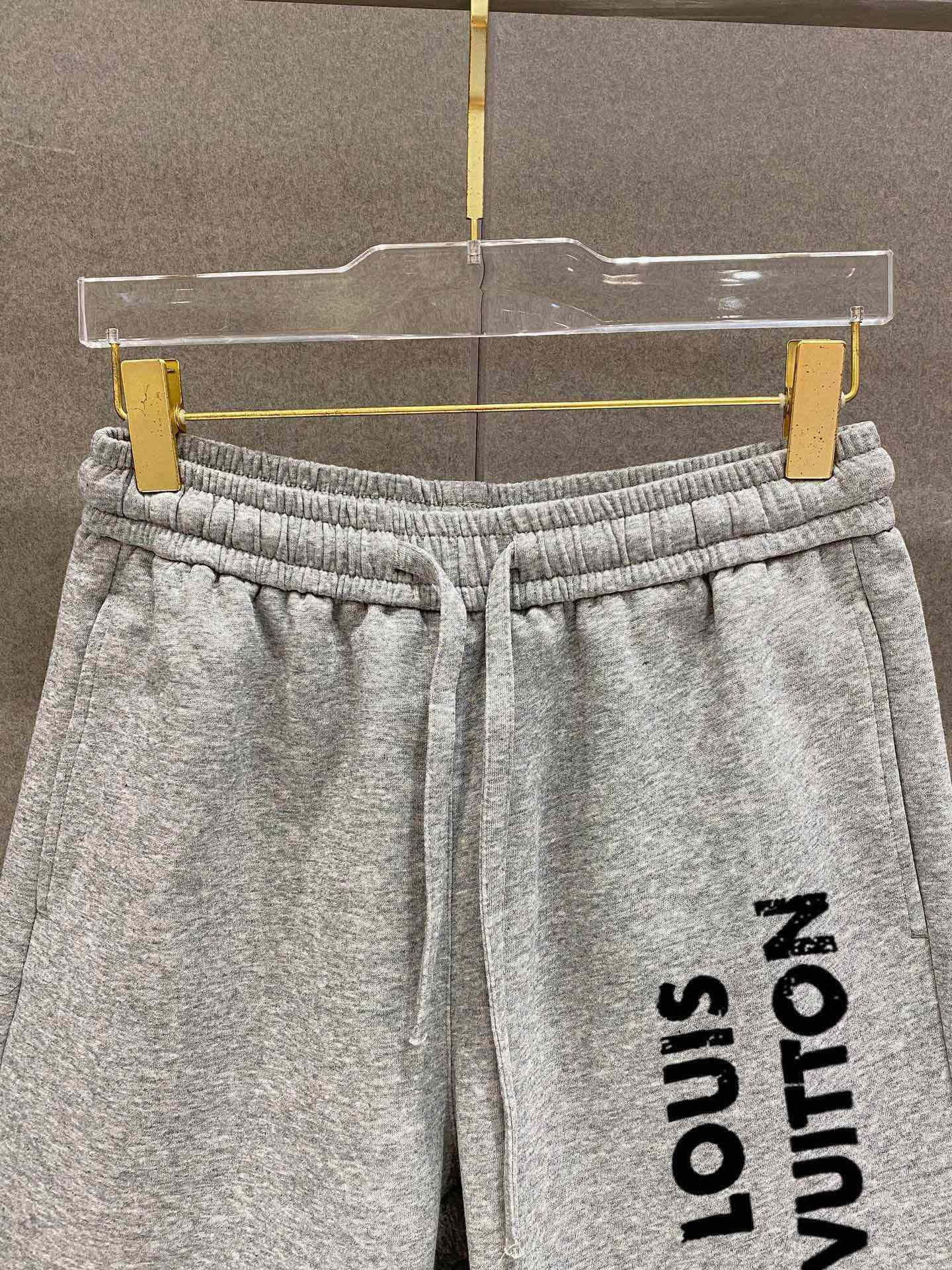 ￼ ￼ ￼ ￼ 路易威登 春夏新款短裤 这款极简表达现代态度。面布63.1%棉36.9聚酯倩维 超薄复合