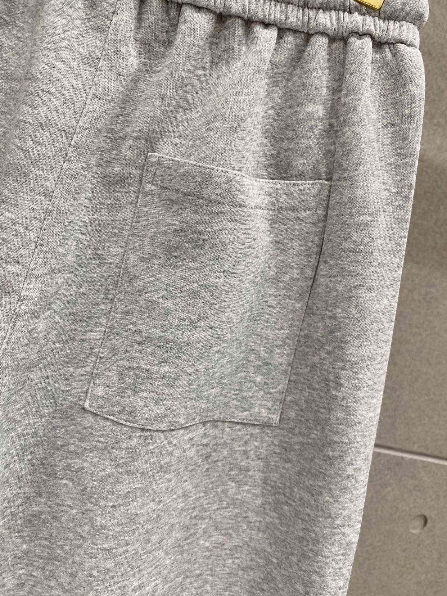 ￼ ￼ ￼ ￼ 路易威登 春夏新款短裤 这款极简表达现代态度。面布63.1%棉36.9聚酯倩维 超薄复合